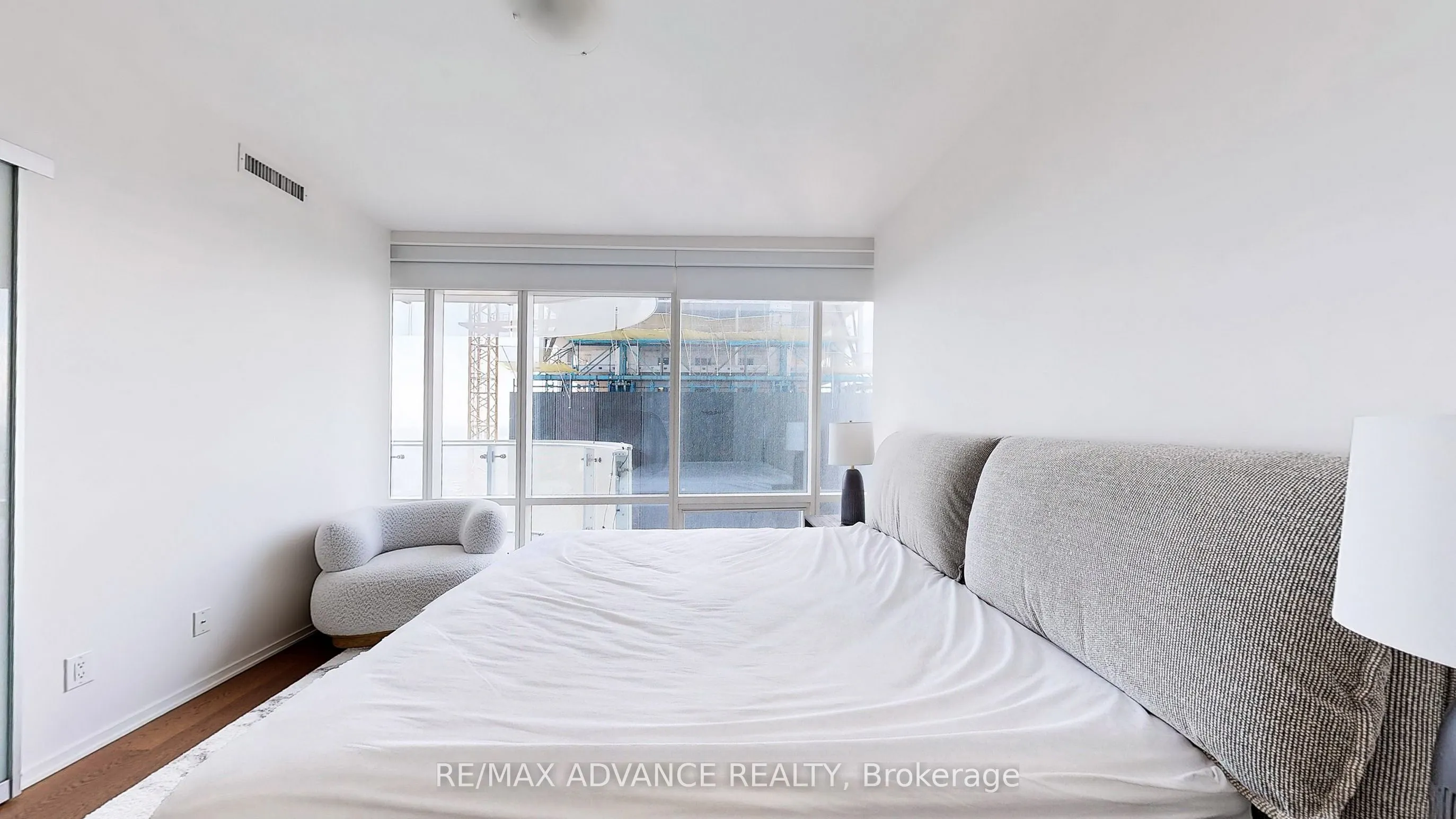 1 Bloor Street E, #6905