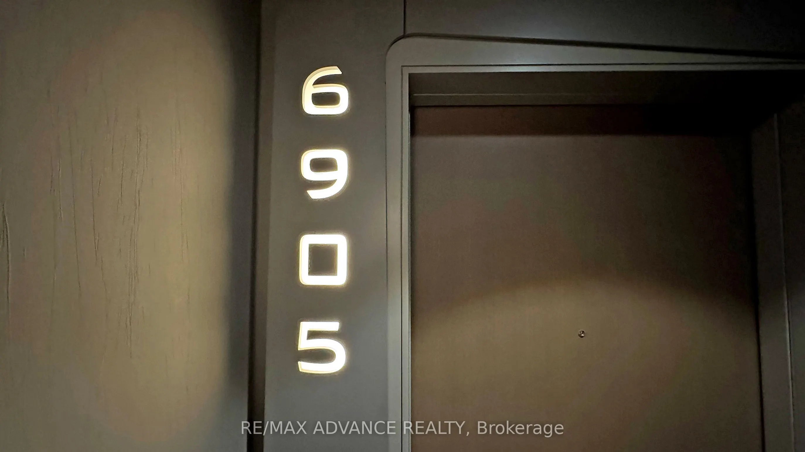 1 Bloor Street E, #6905