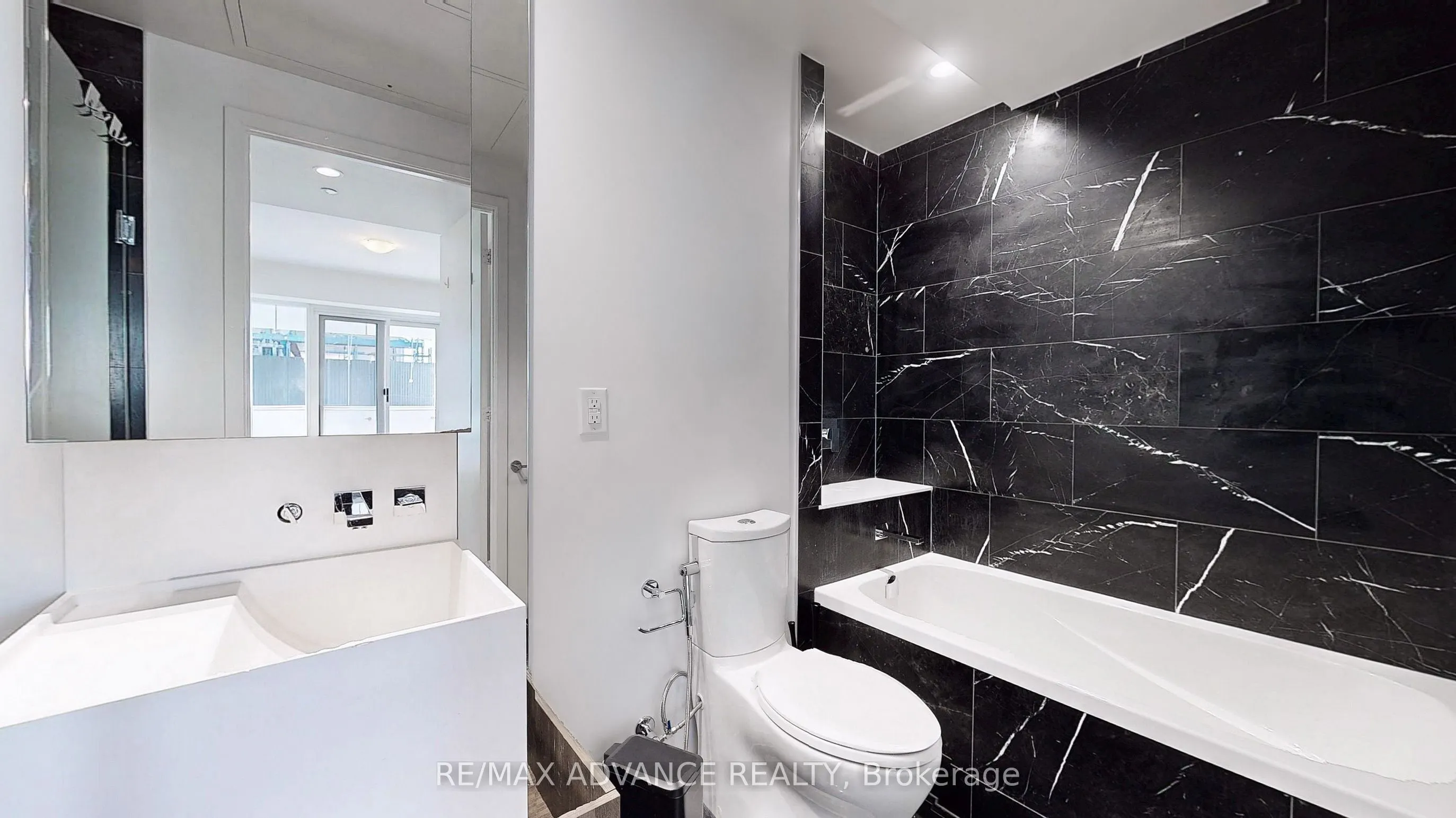 1 Bloor Street E, #6905