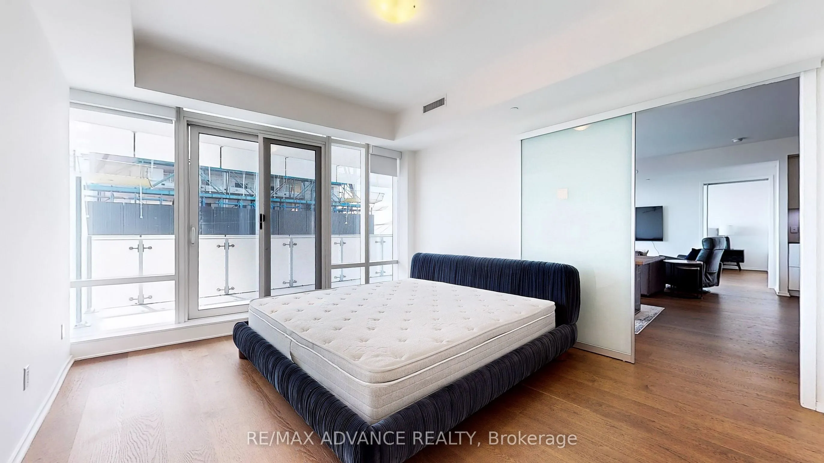 1 Bloor Street E, #6905