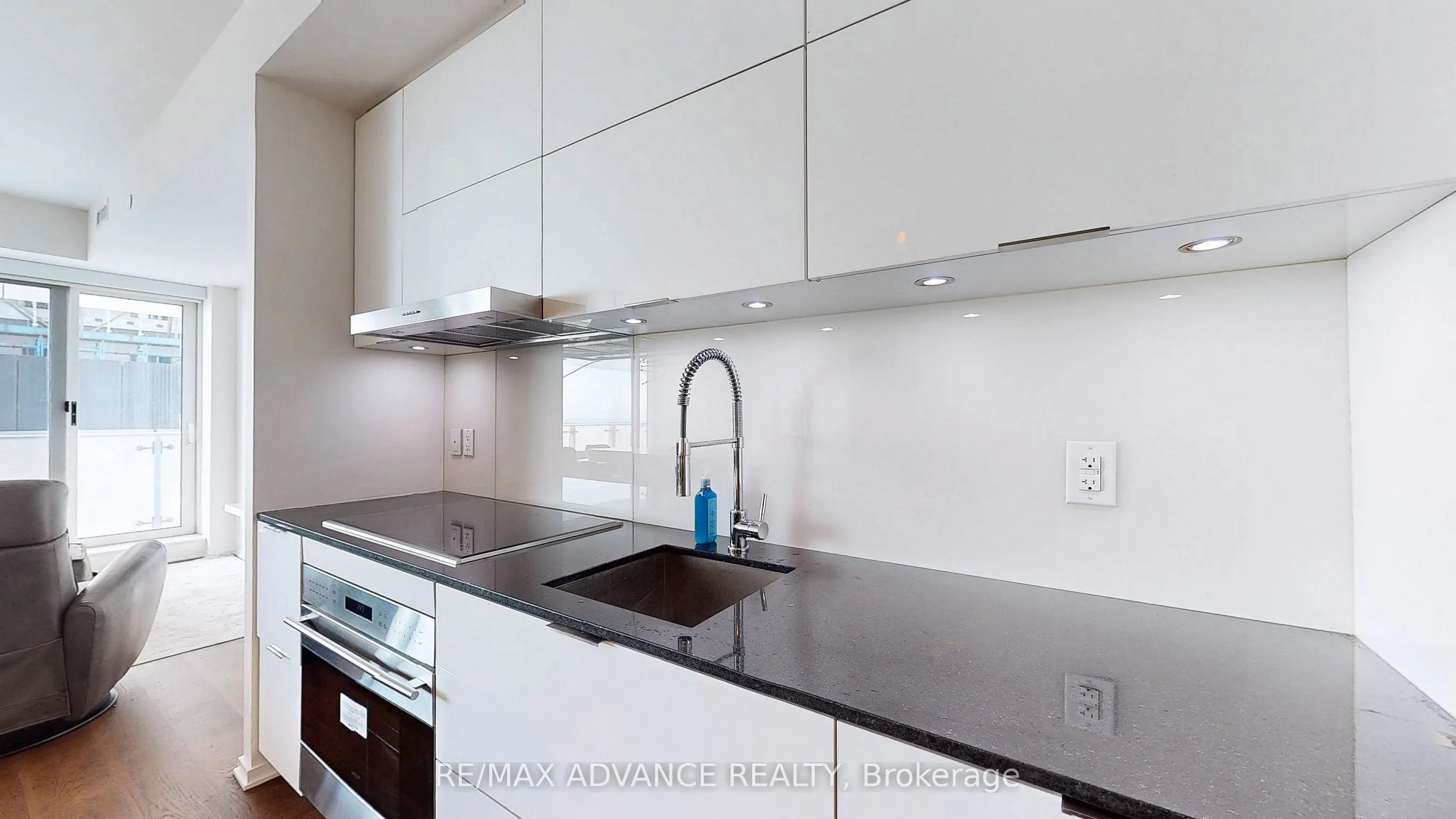 1 Bloor Street E, #6905
