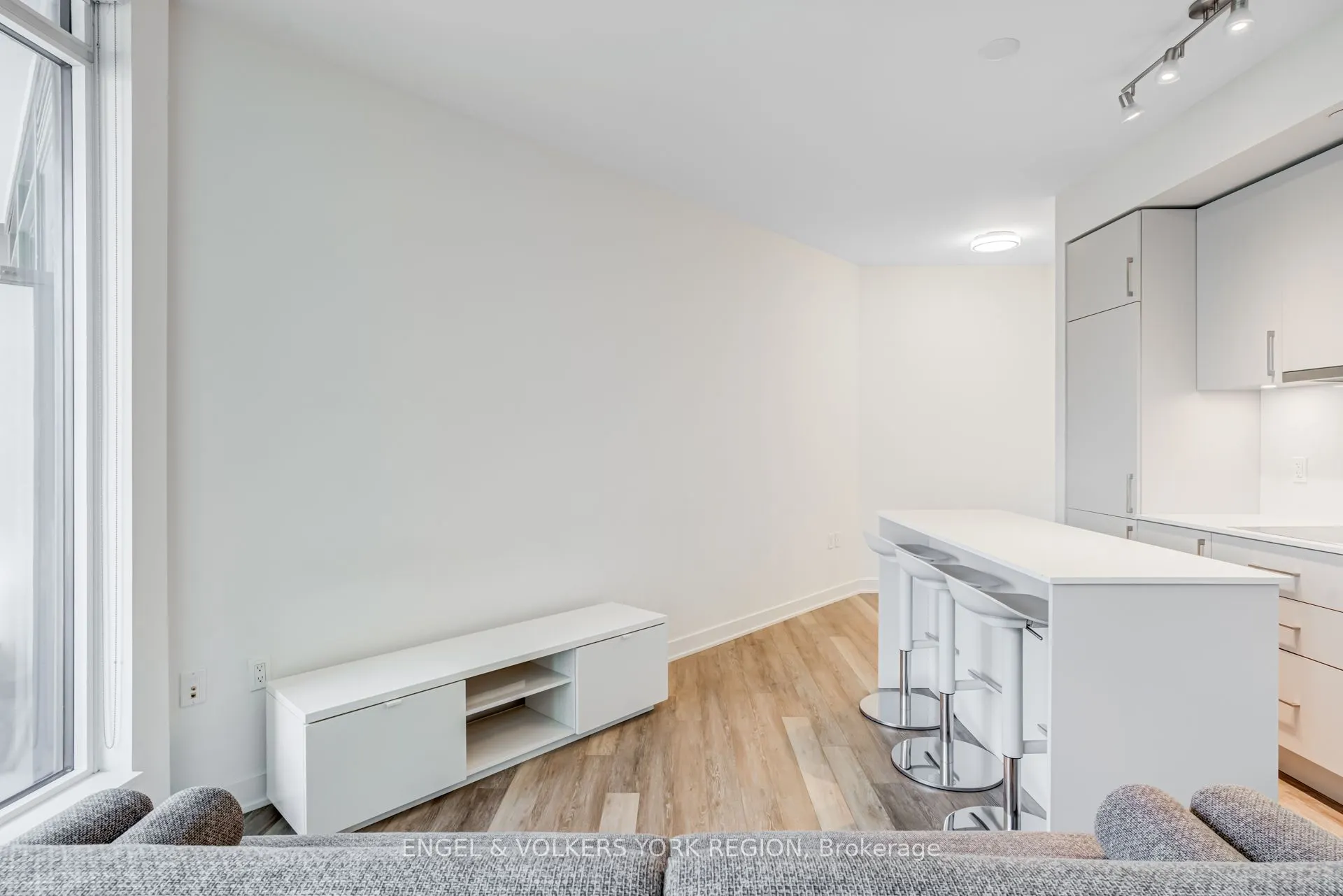 27 Bathurst Street, #1618