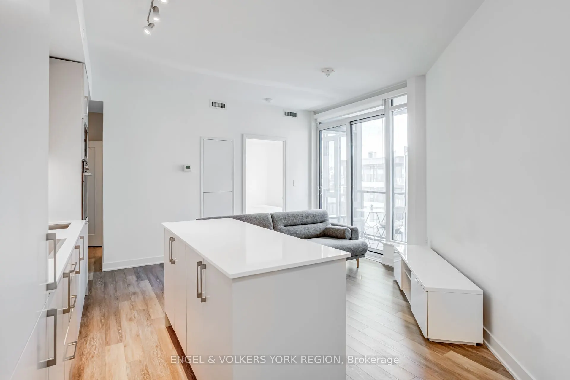 27 Bathurst Street, #1618