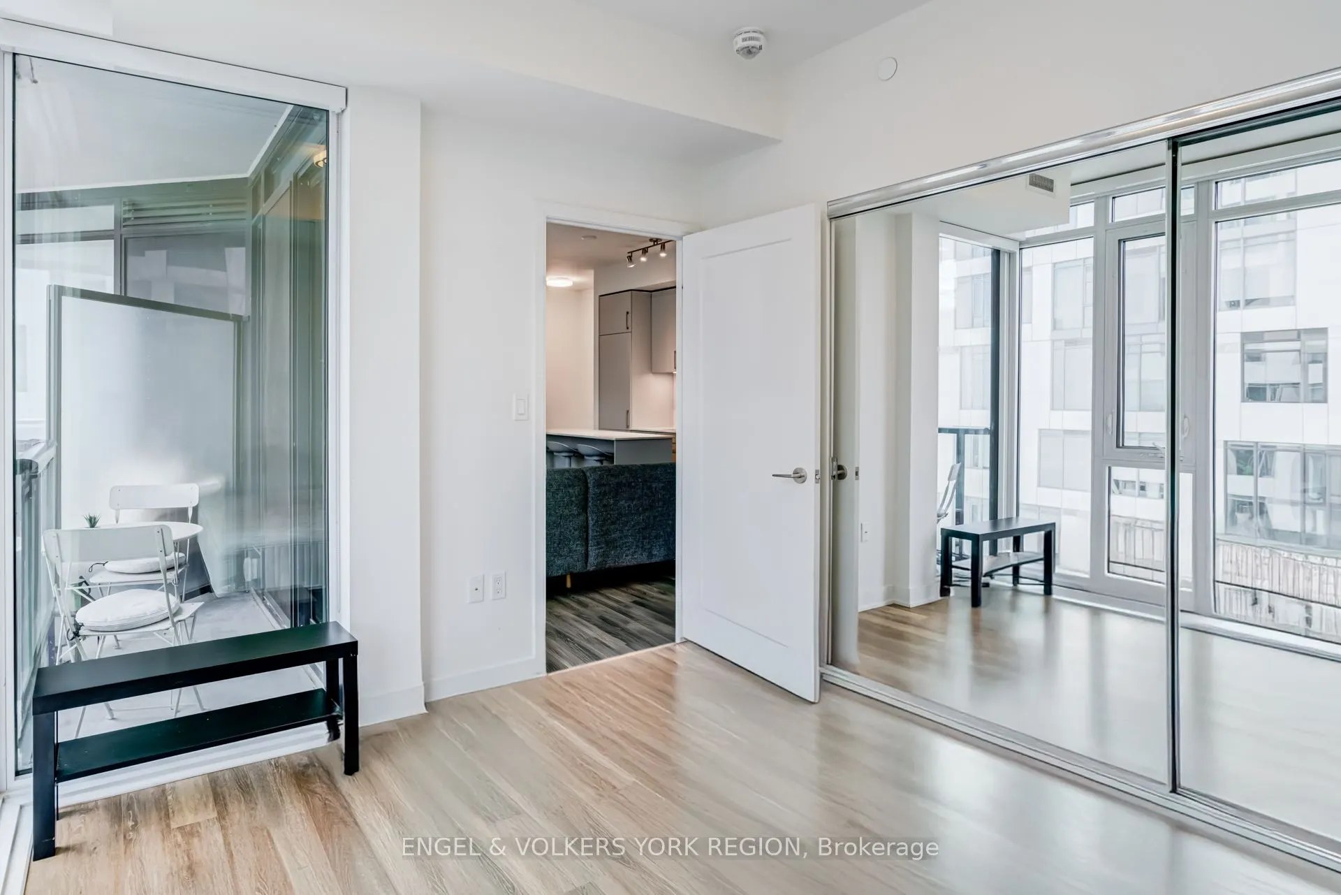 27 Bathurst Street, #1618