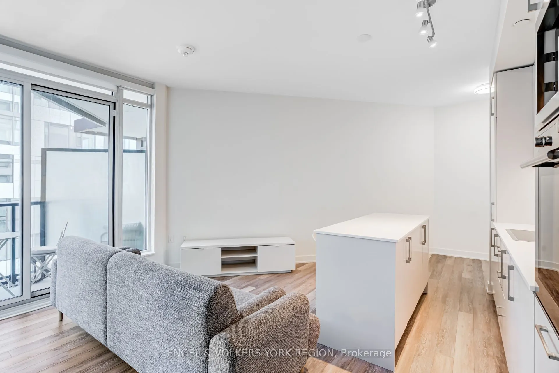 27 Bathurst Street, #1618