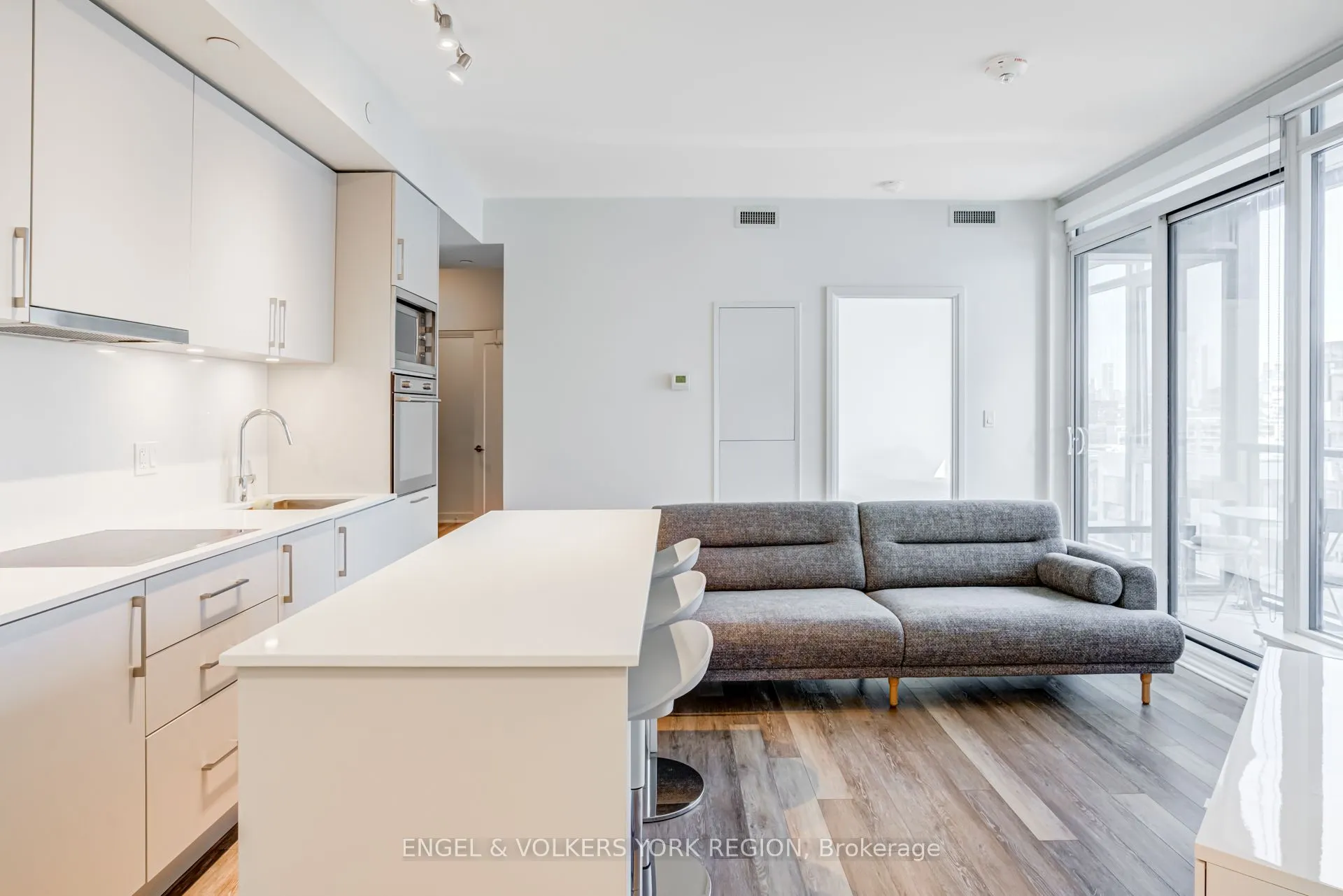 27 Bathurst Street, #1618