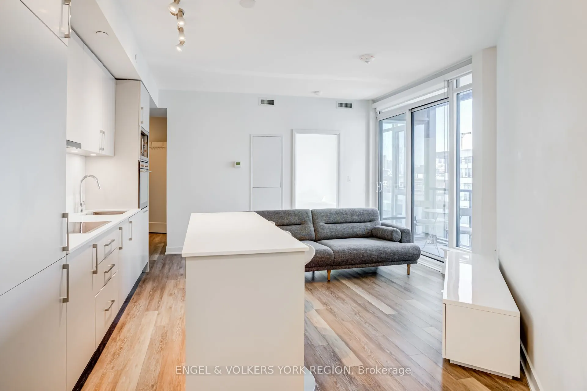 27 Bathurst Street, #1618