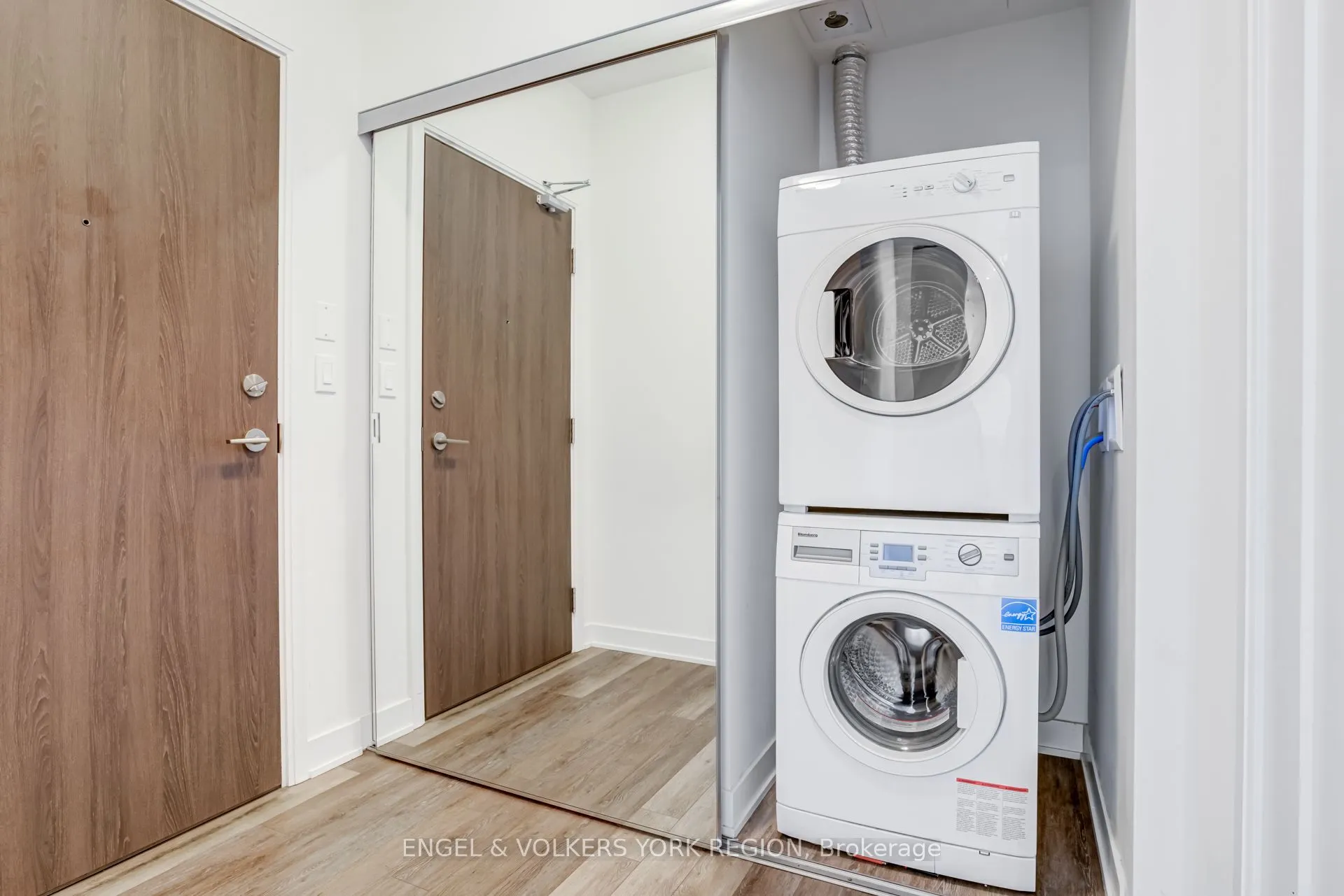 27 Bathurst Street, #1618