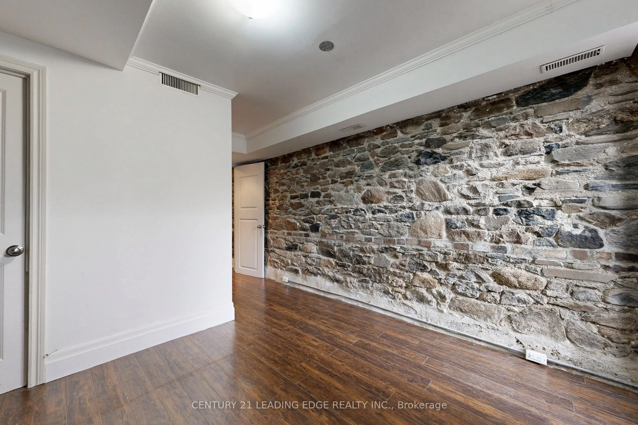 364 Dundas Street E, #4