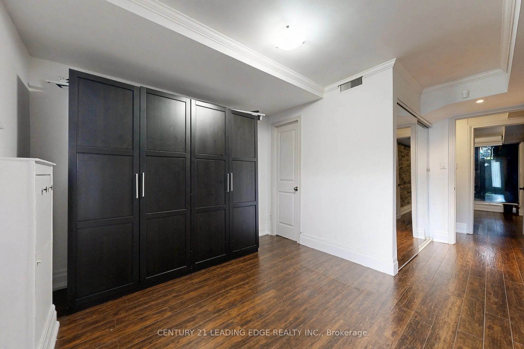 364 Dundas Street E, #4