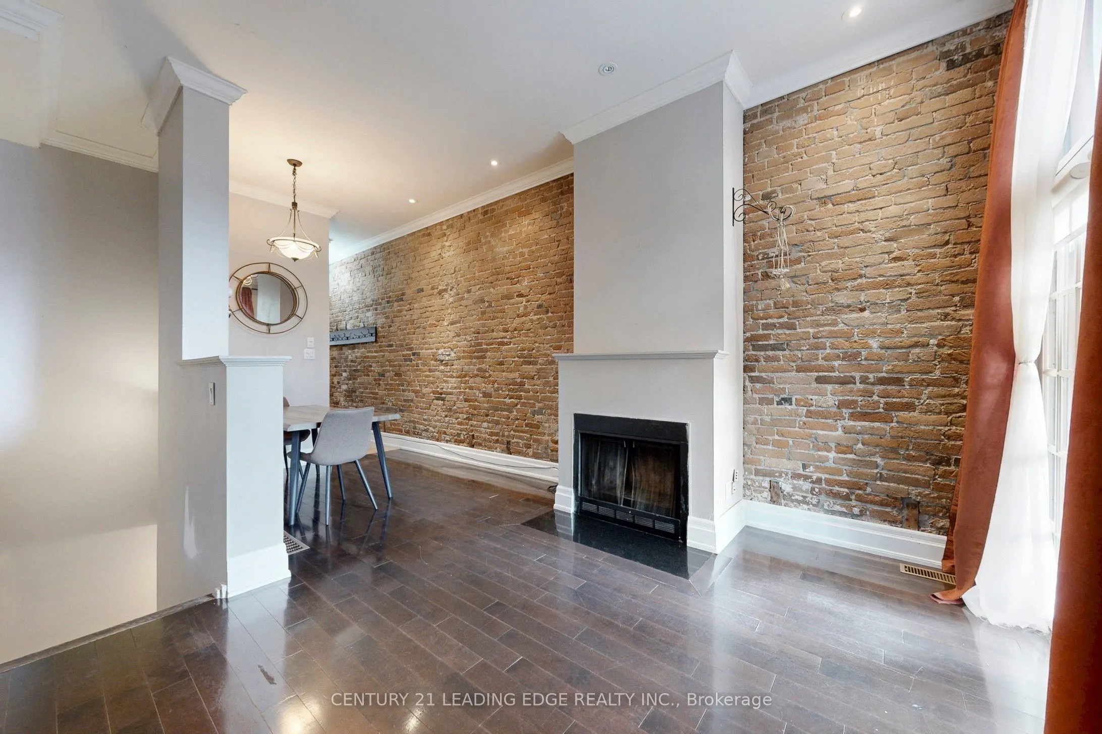 364 Dundas Street E, #4