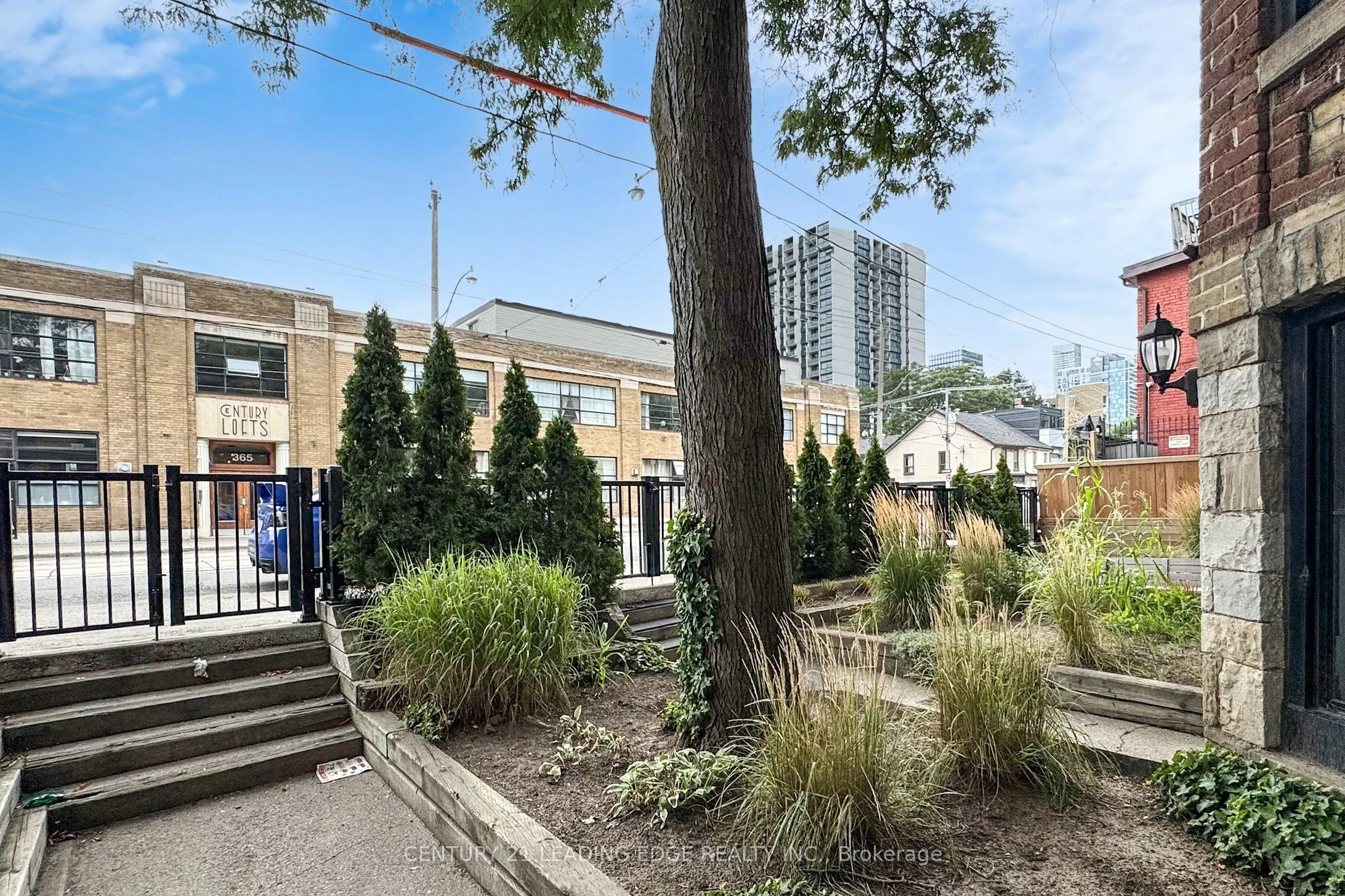364 Dundas Street E, #4