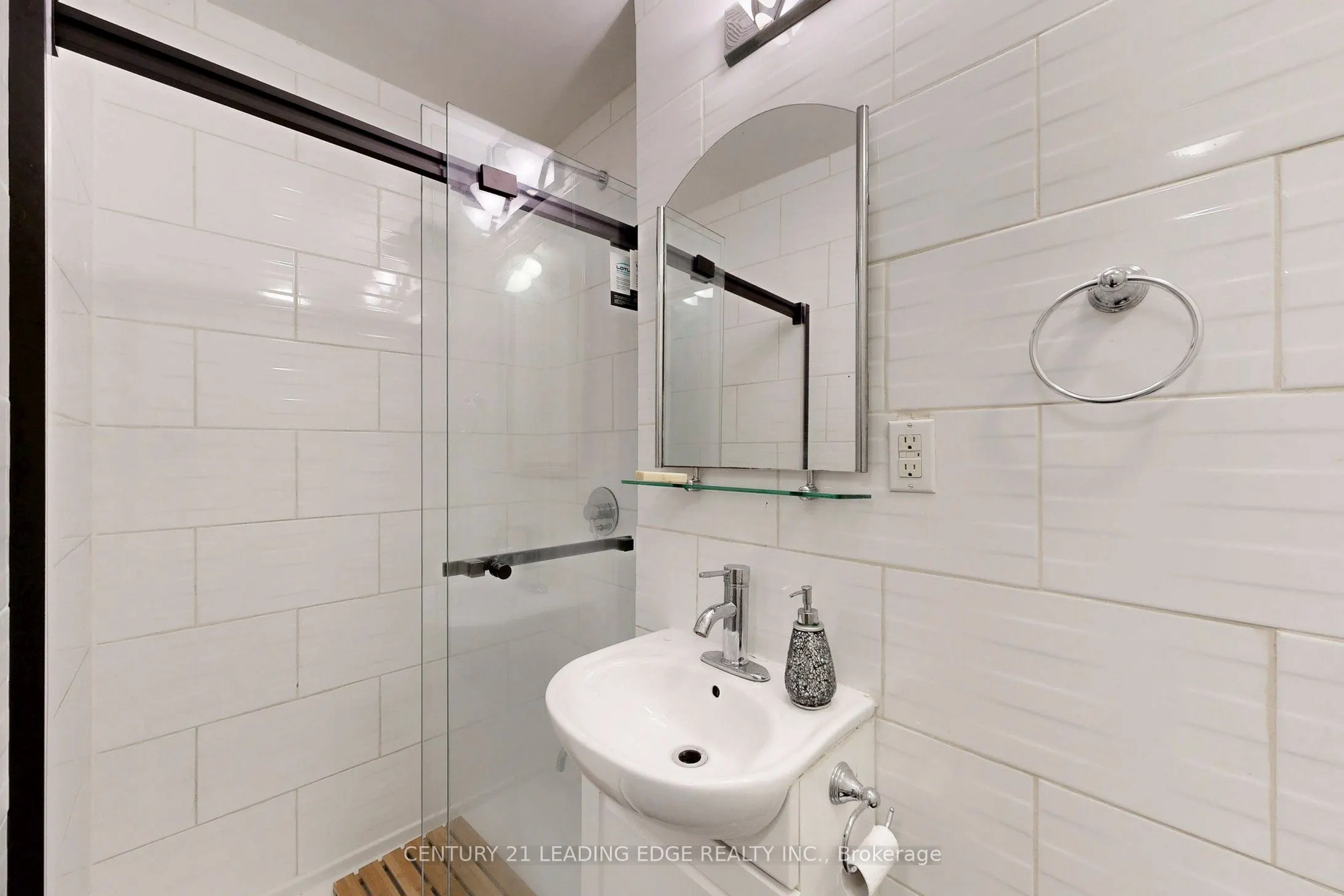 364 Dundas Street E, #4