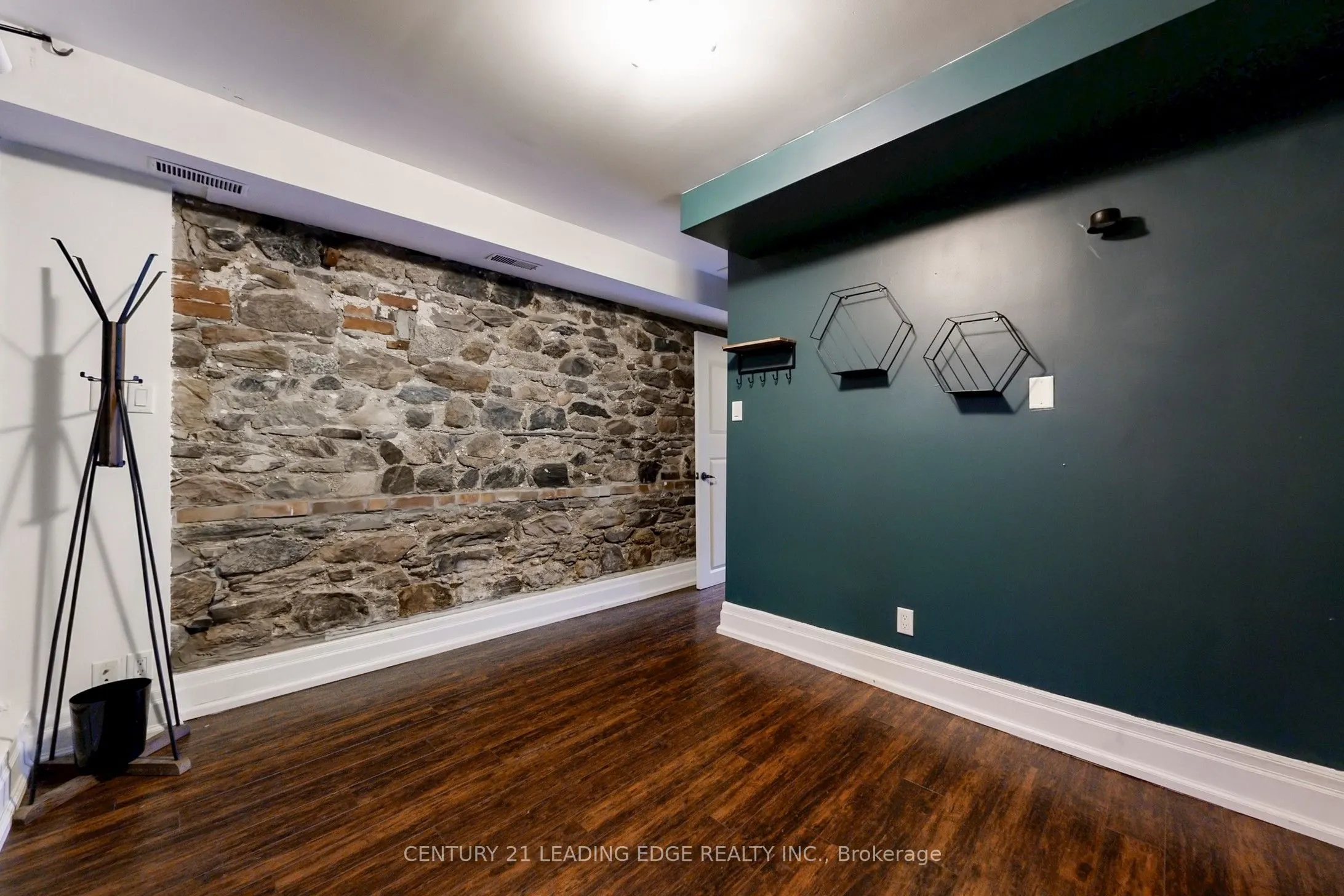 364 Dundas Street E, #4