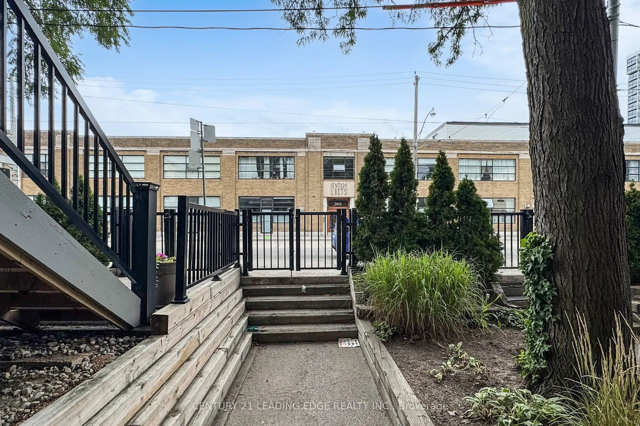 364 Dundas Street E, #4