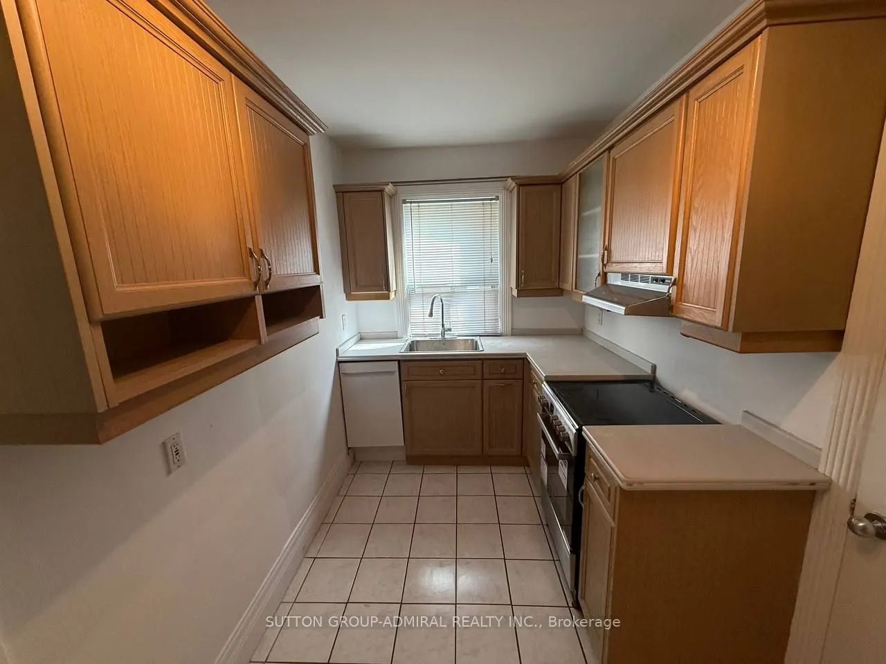 976 Avenue Rd Avenue, #main floor
