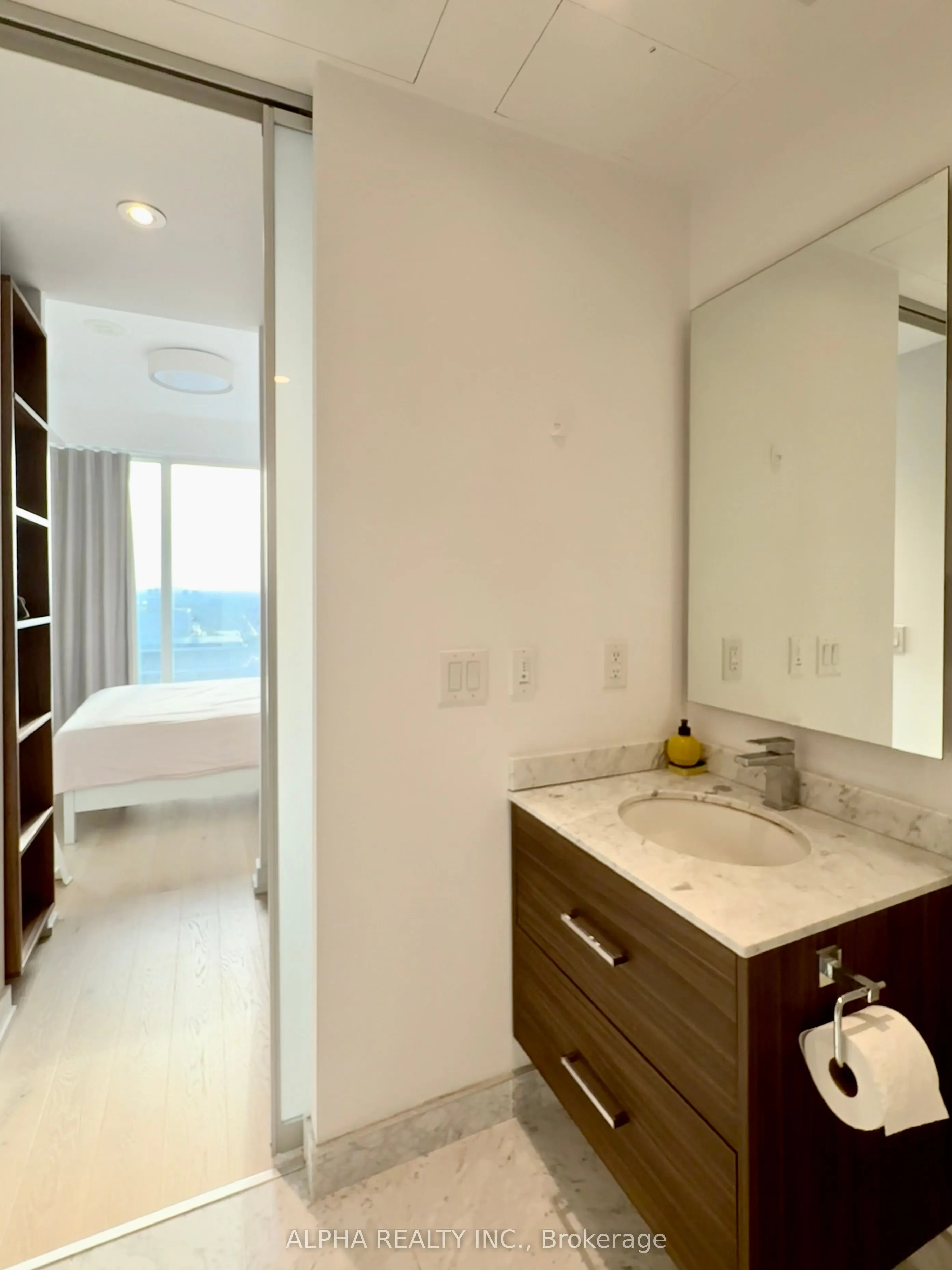 488 University Avenue, #2915
