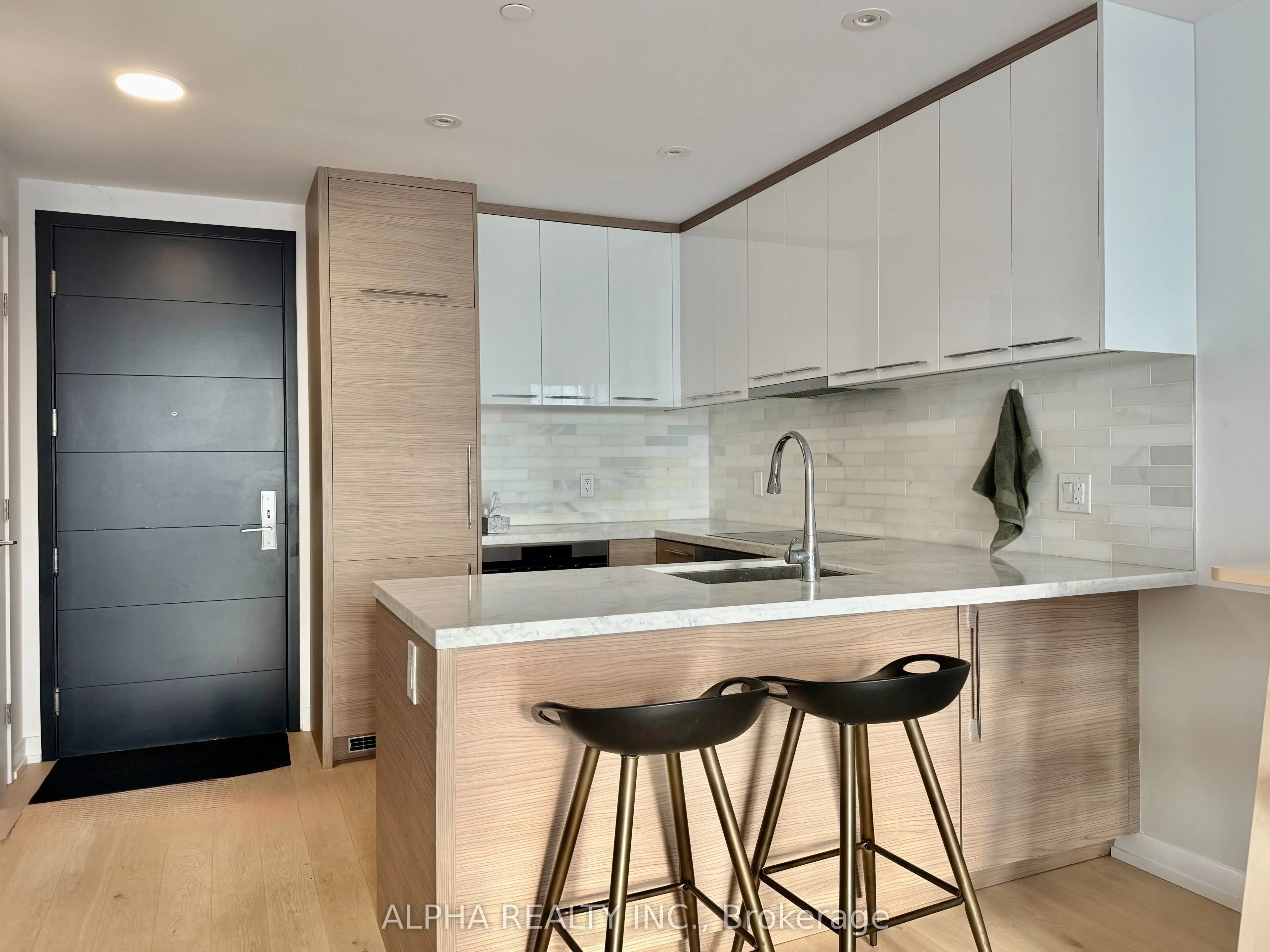 488 University Avenue, #2915