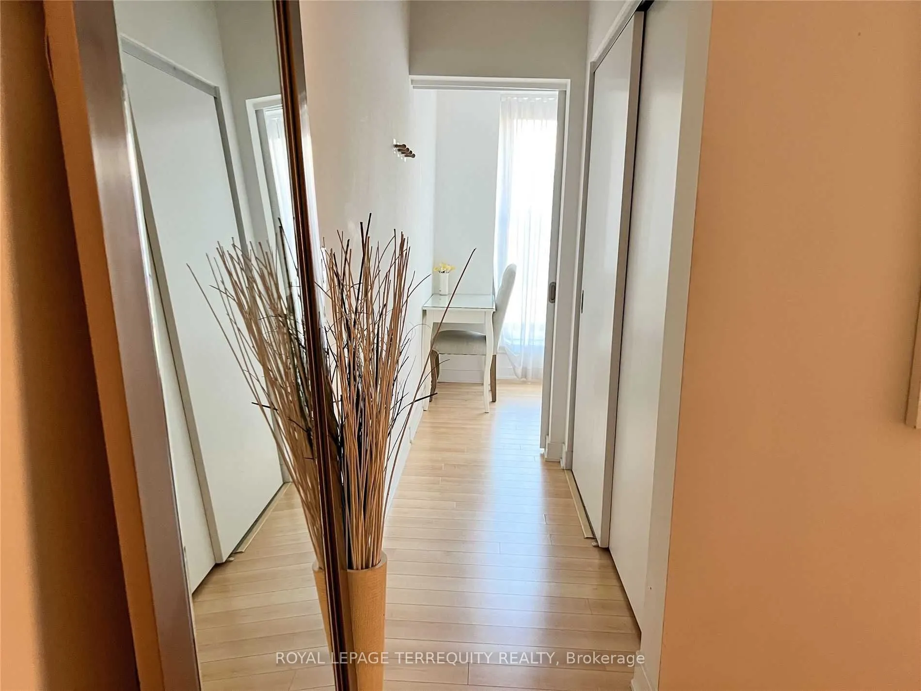 400 Wellington Street W, #209