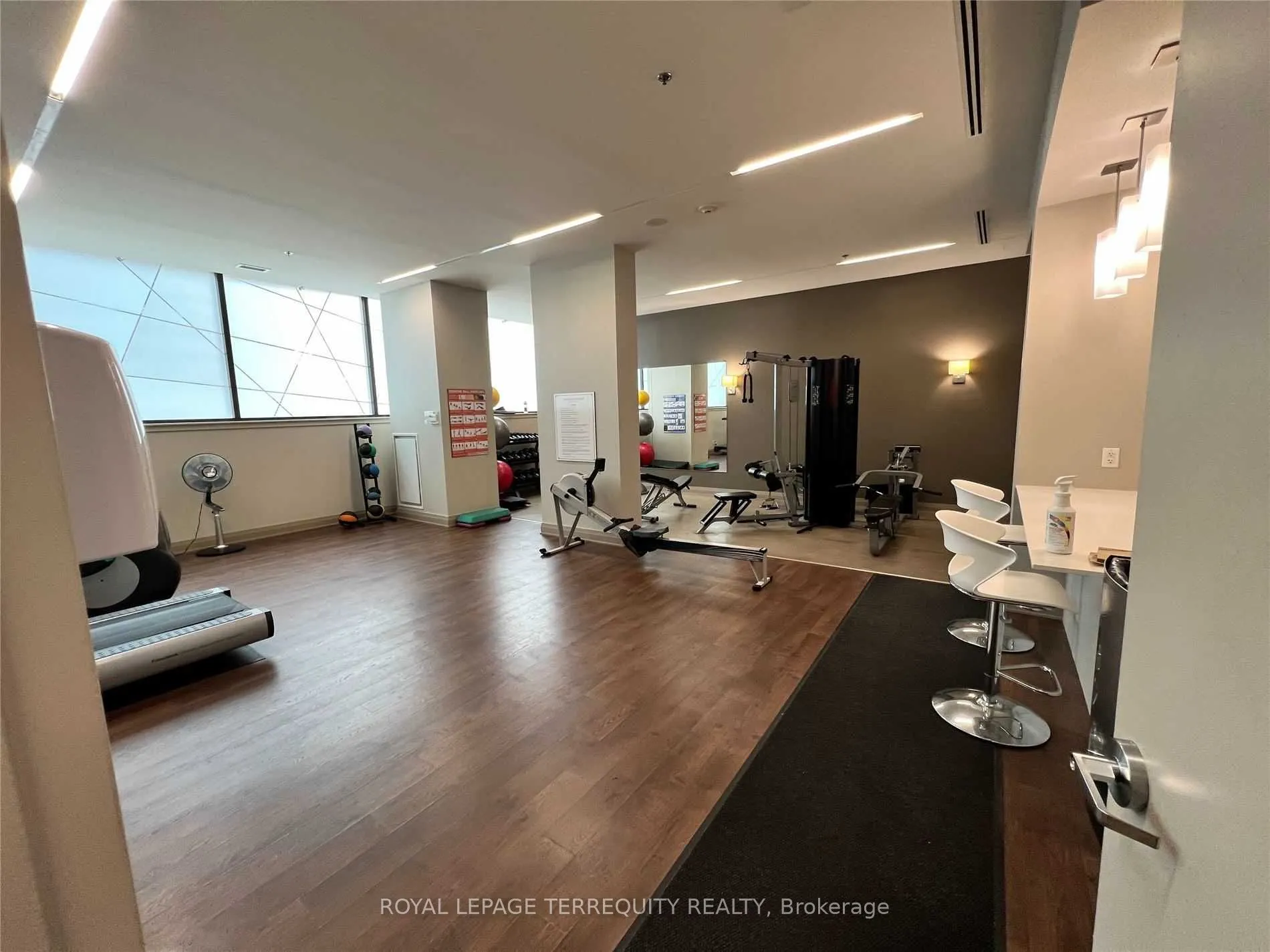 400 Wellington Street W, #209