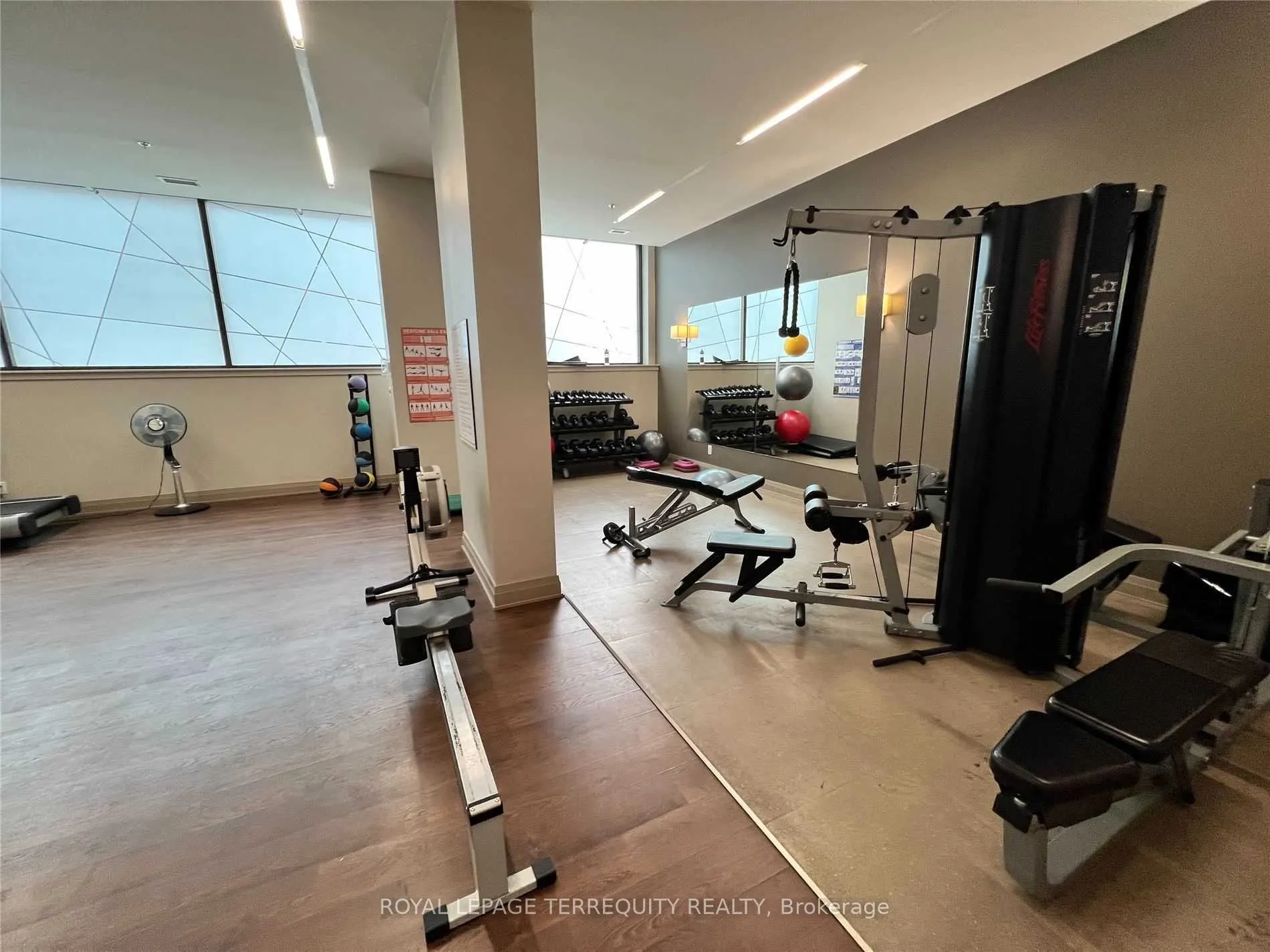 400 Wellington Street W, #209