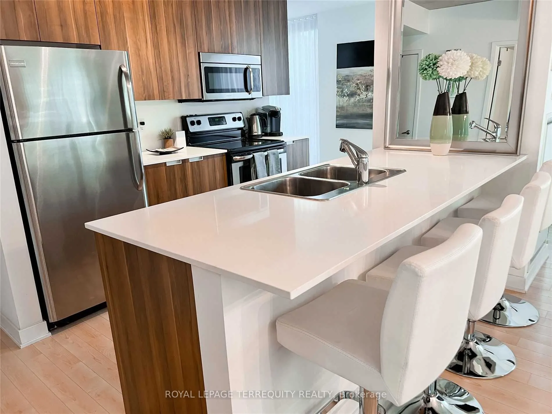 400 Wellington Street W, #209
