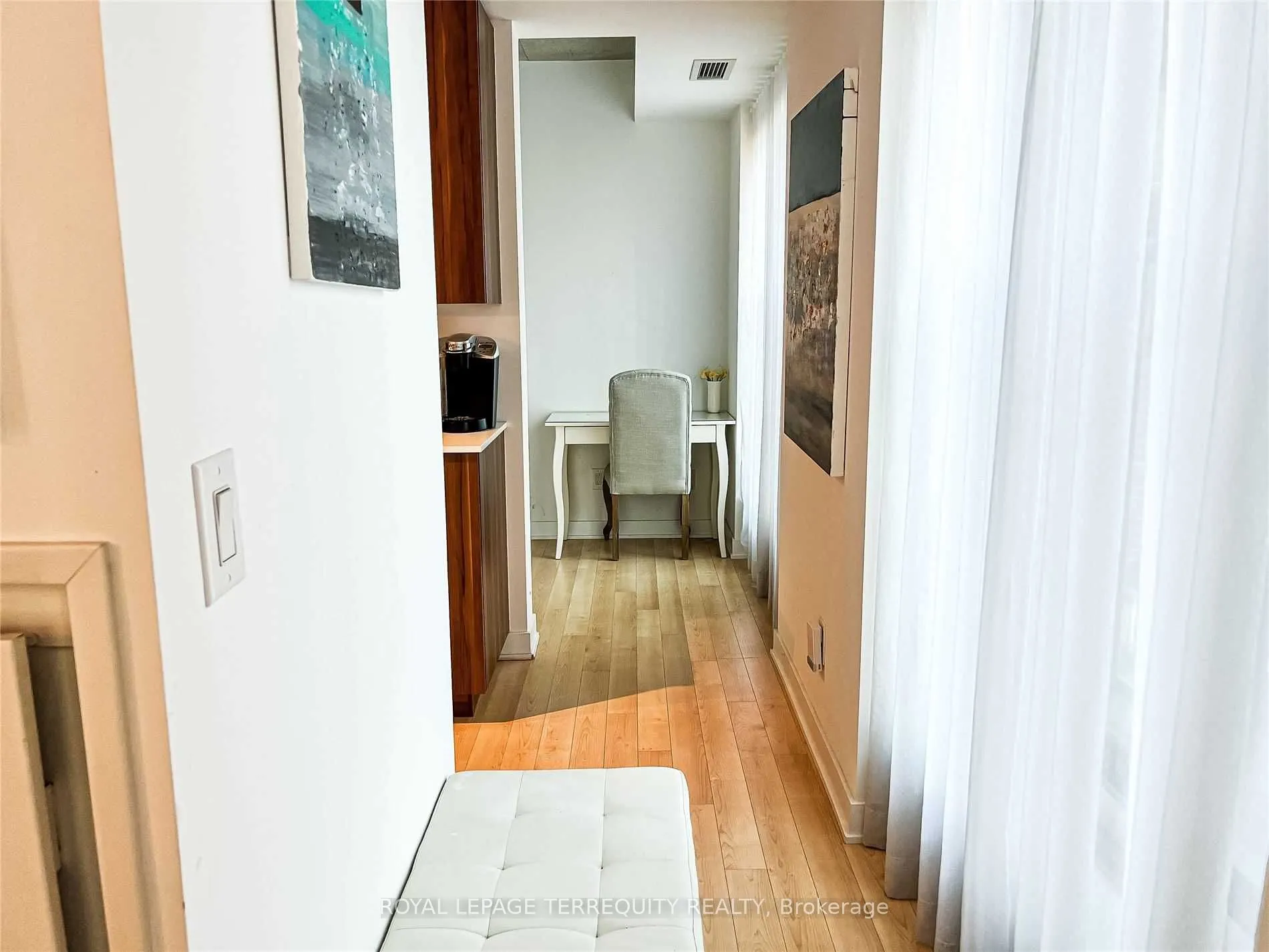 400 Wellington Street W, #209