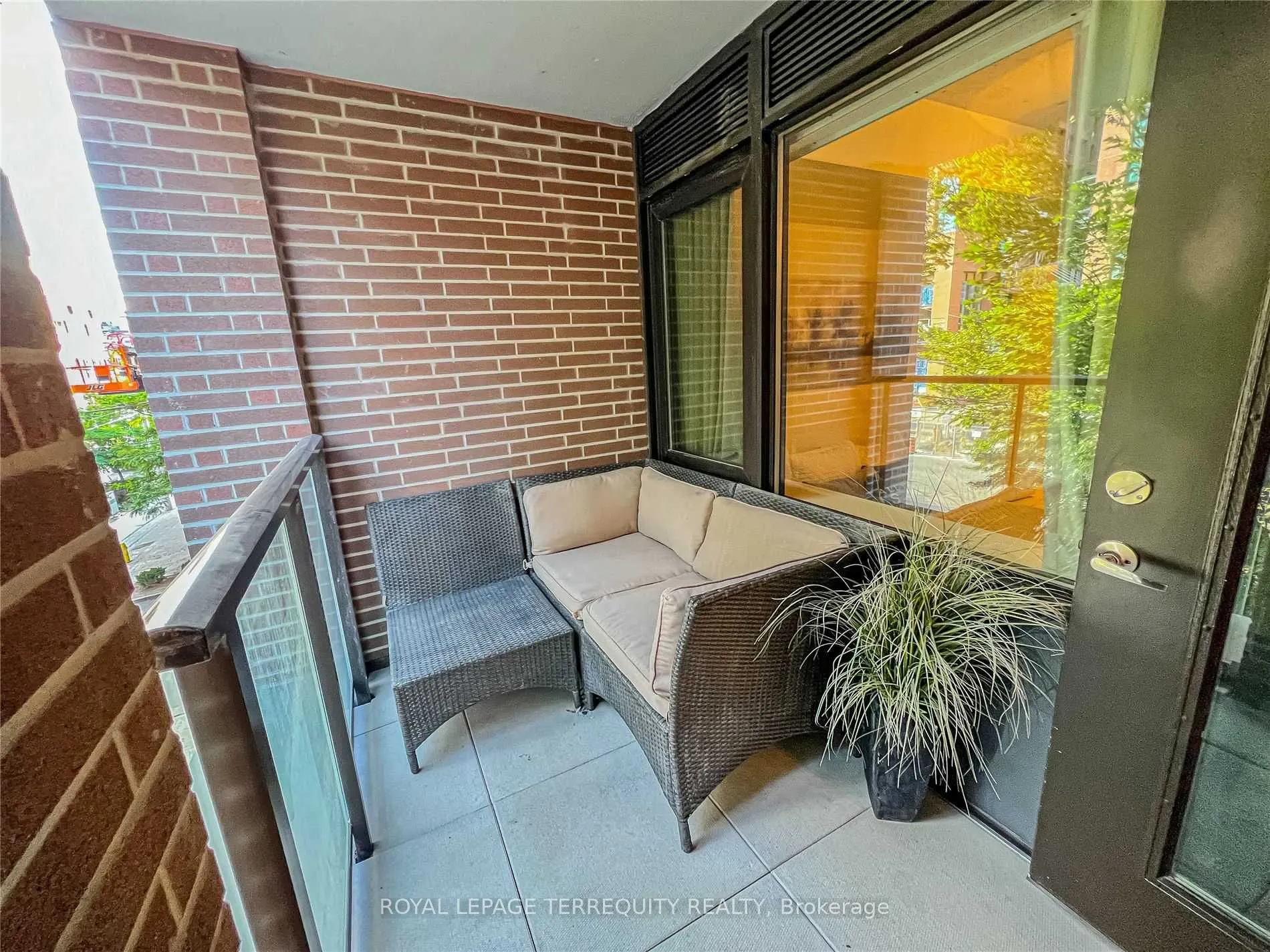 400 Wellington Street W, #209