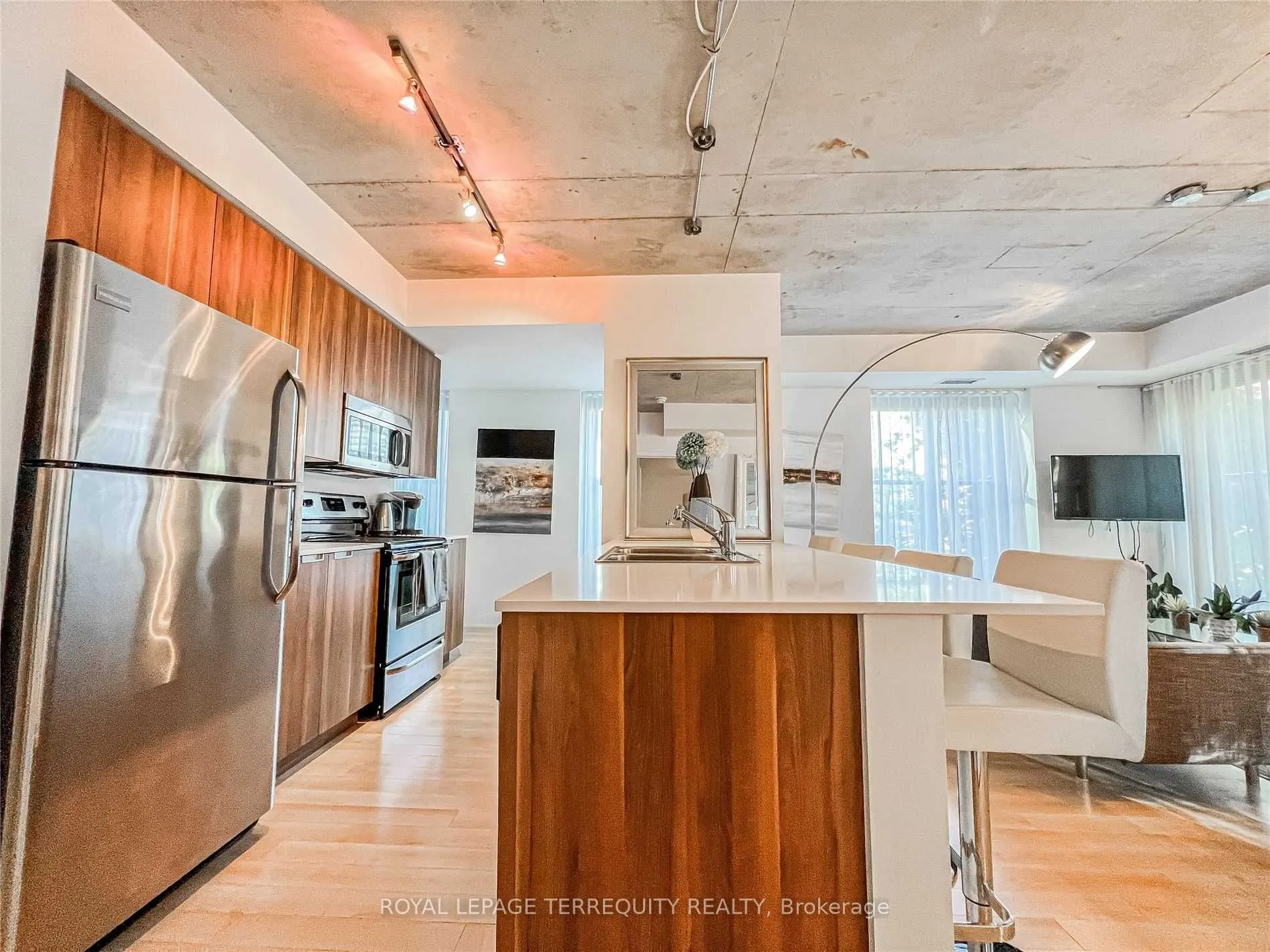 400 Wellington Street W, #209