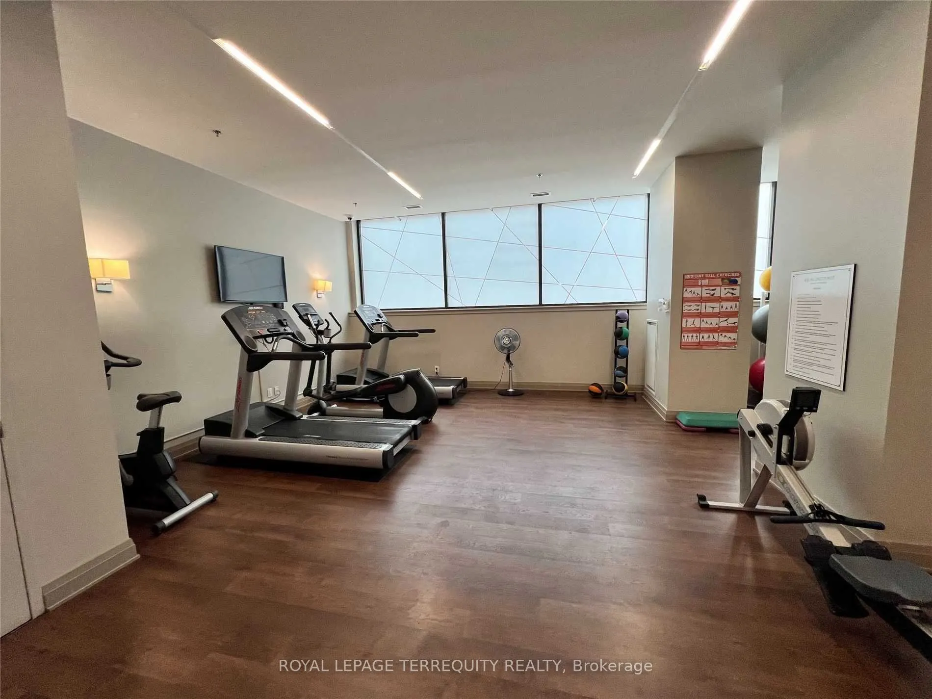 400 Wellington Street W, #209