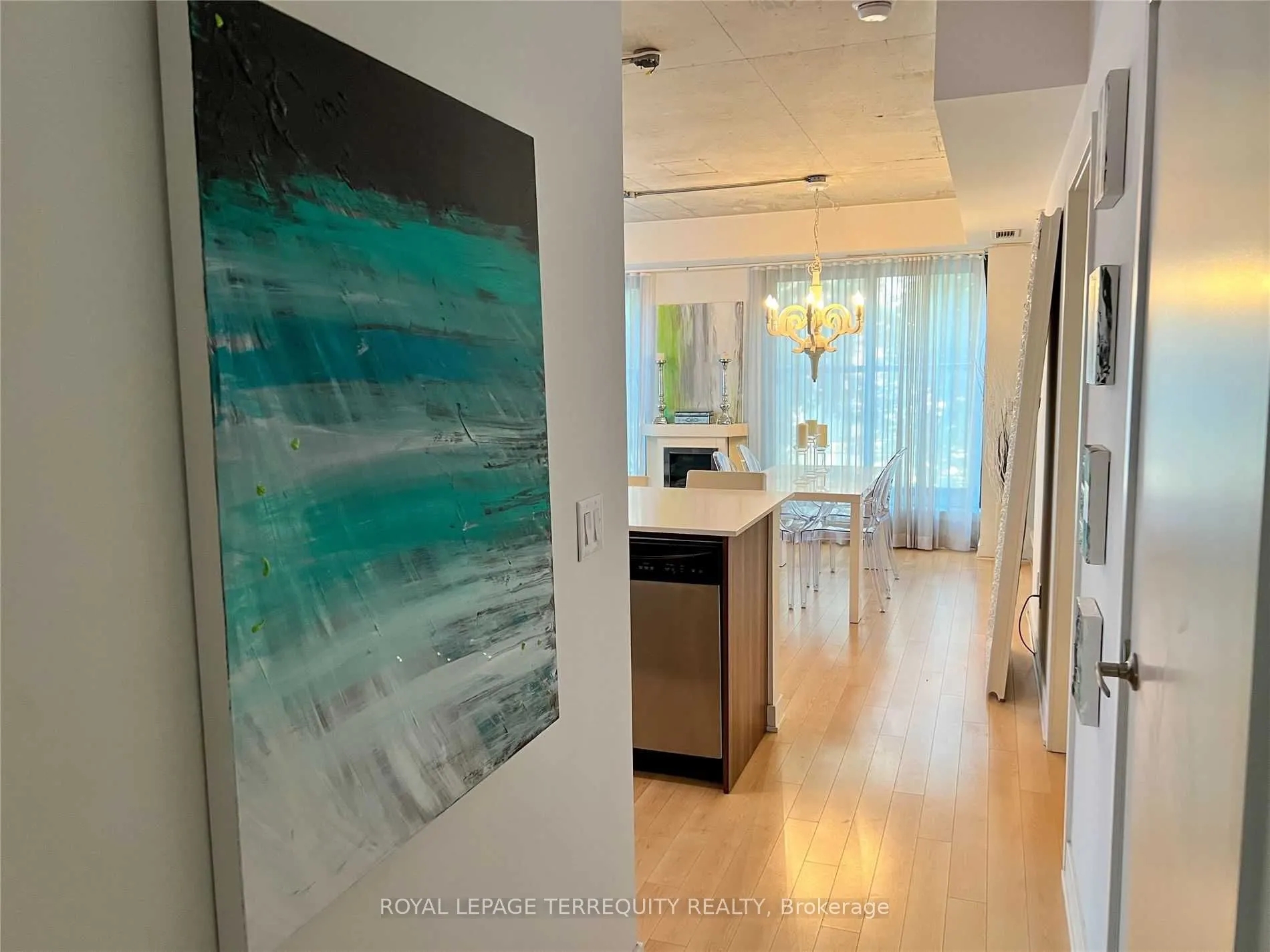 400 Wellington Street W, #209