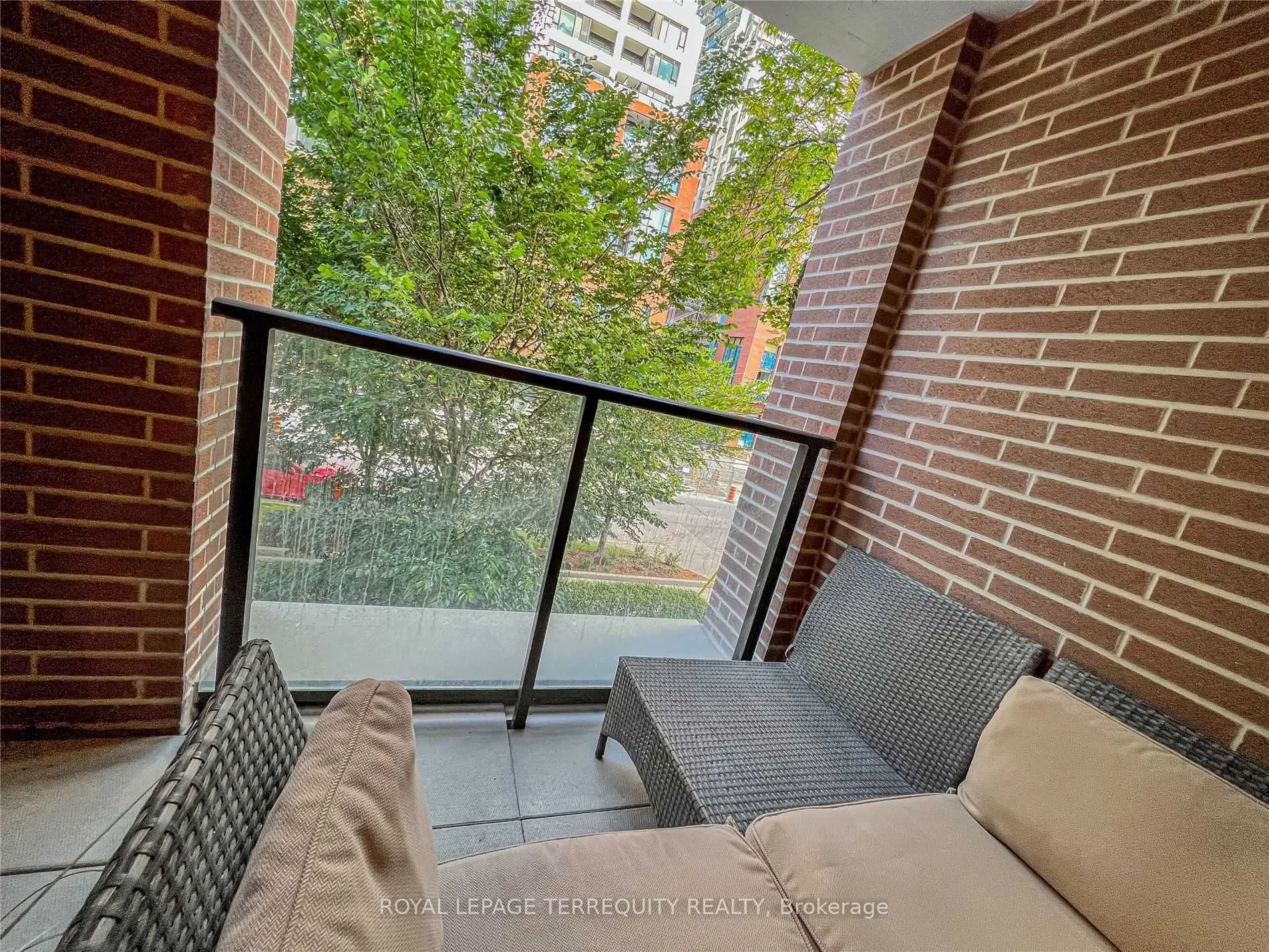 400 Wellington Street W, #209