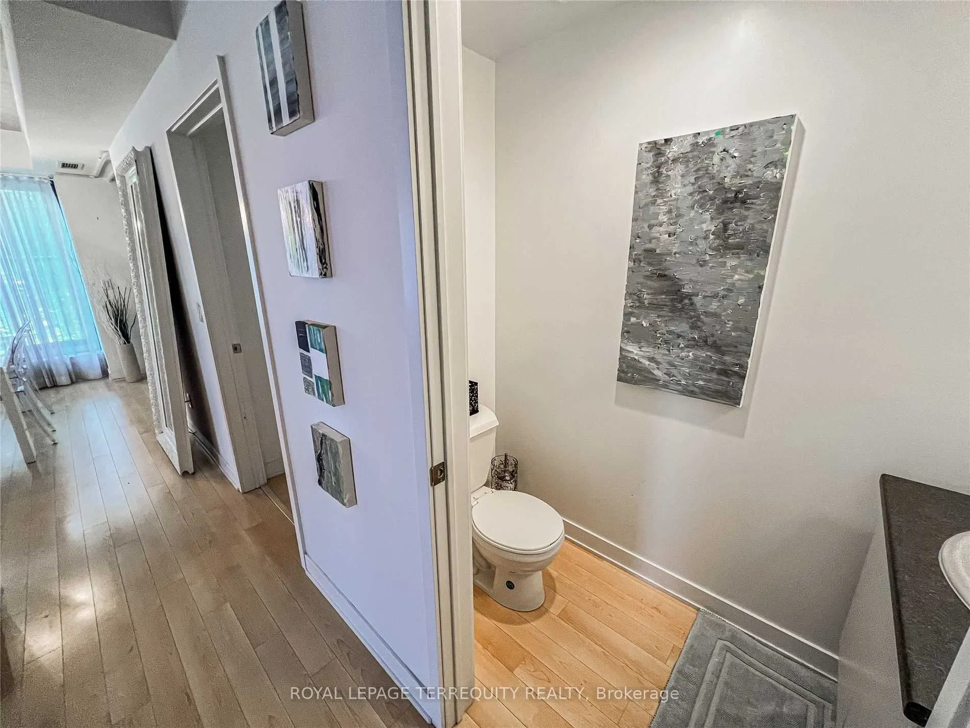 400 Wellington Street W, #209