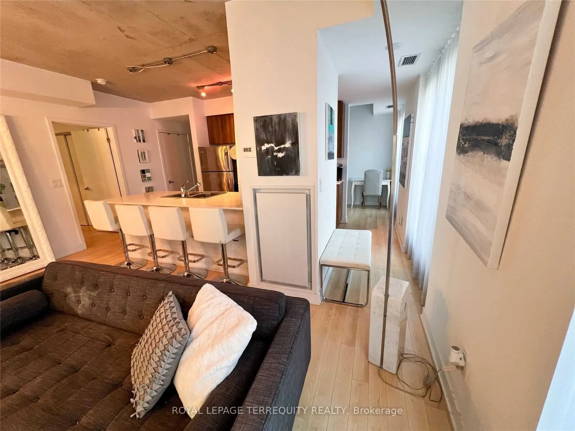 400 Wellington Street W, #209