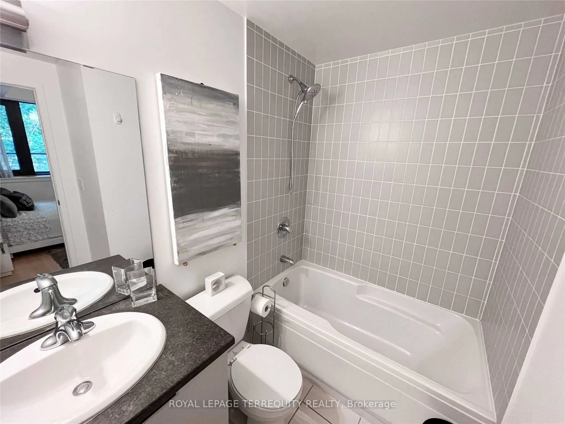 400 Wellington Street W, #209