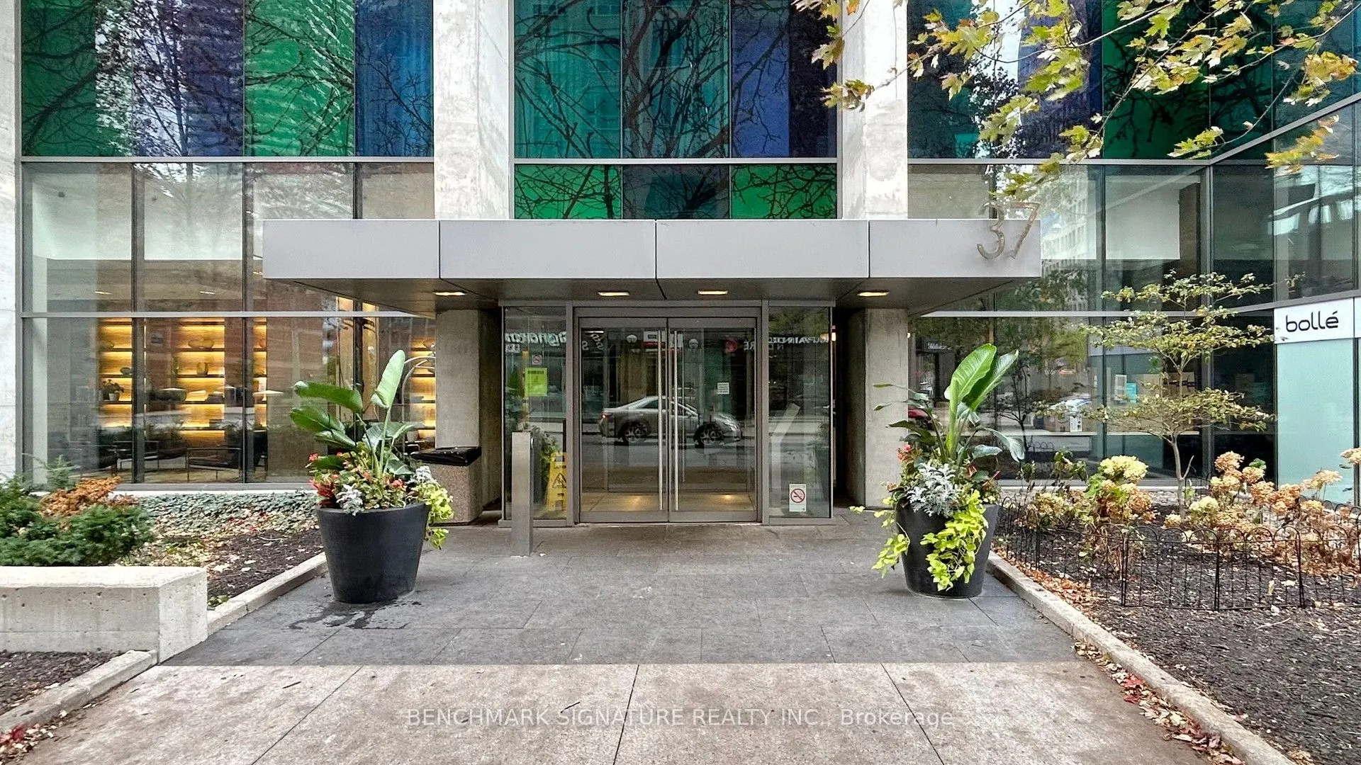 37 Grosvenor Street, #1104