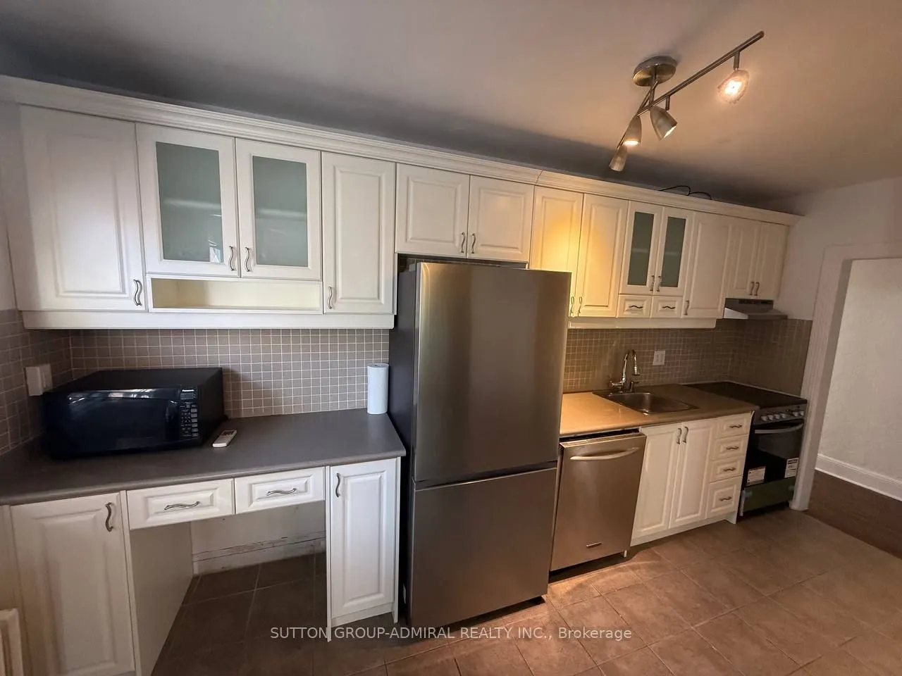 976 Avenue Road, ##Upper