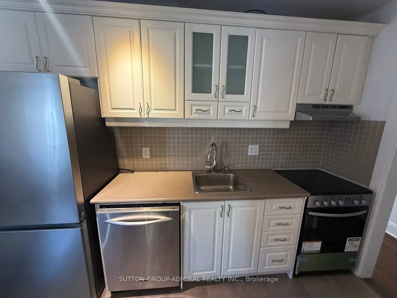 976 Avenue Road, ##Main