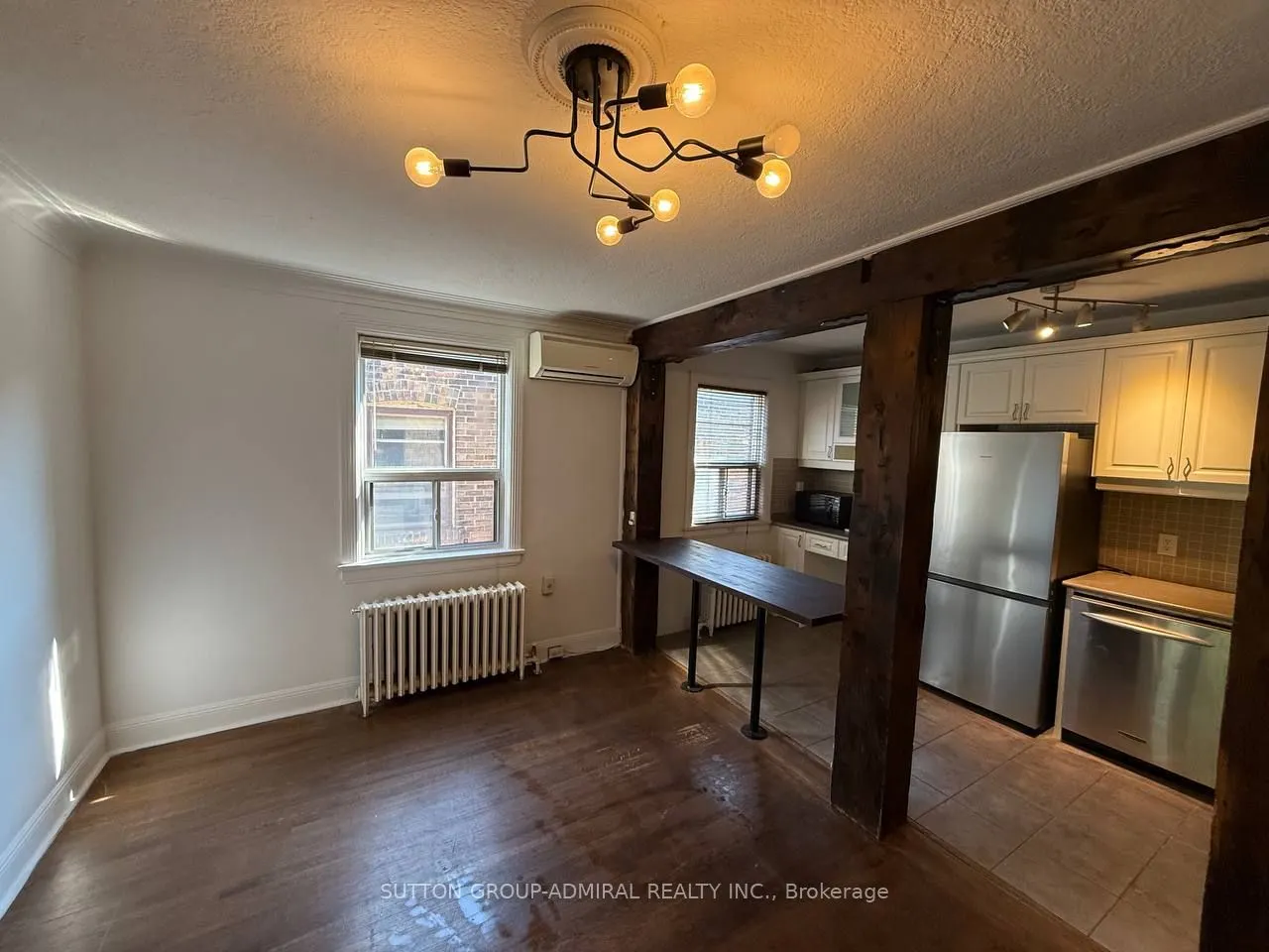 976 Avenue Road, ##Main