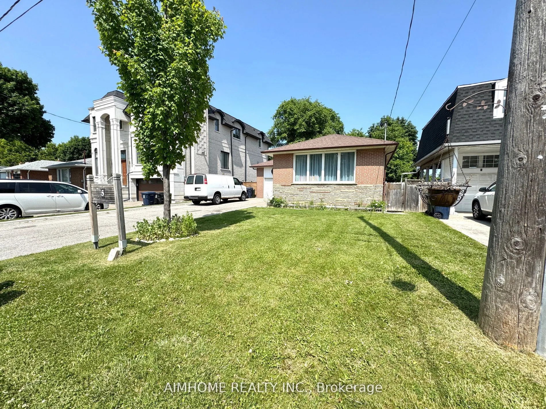 5 Cloebury Court, #(Lower)