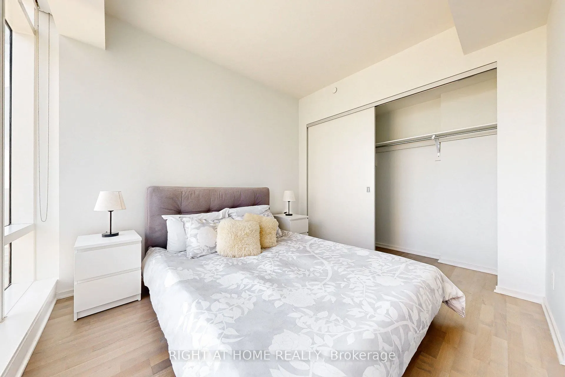 1 Bloor Street E, #3312