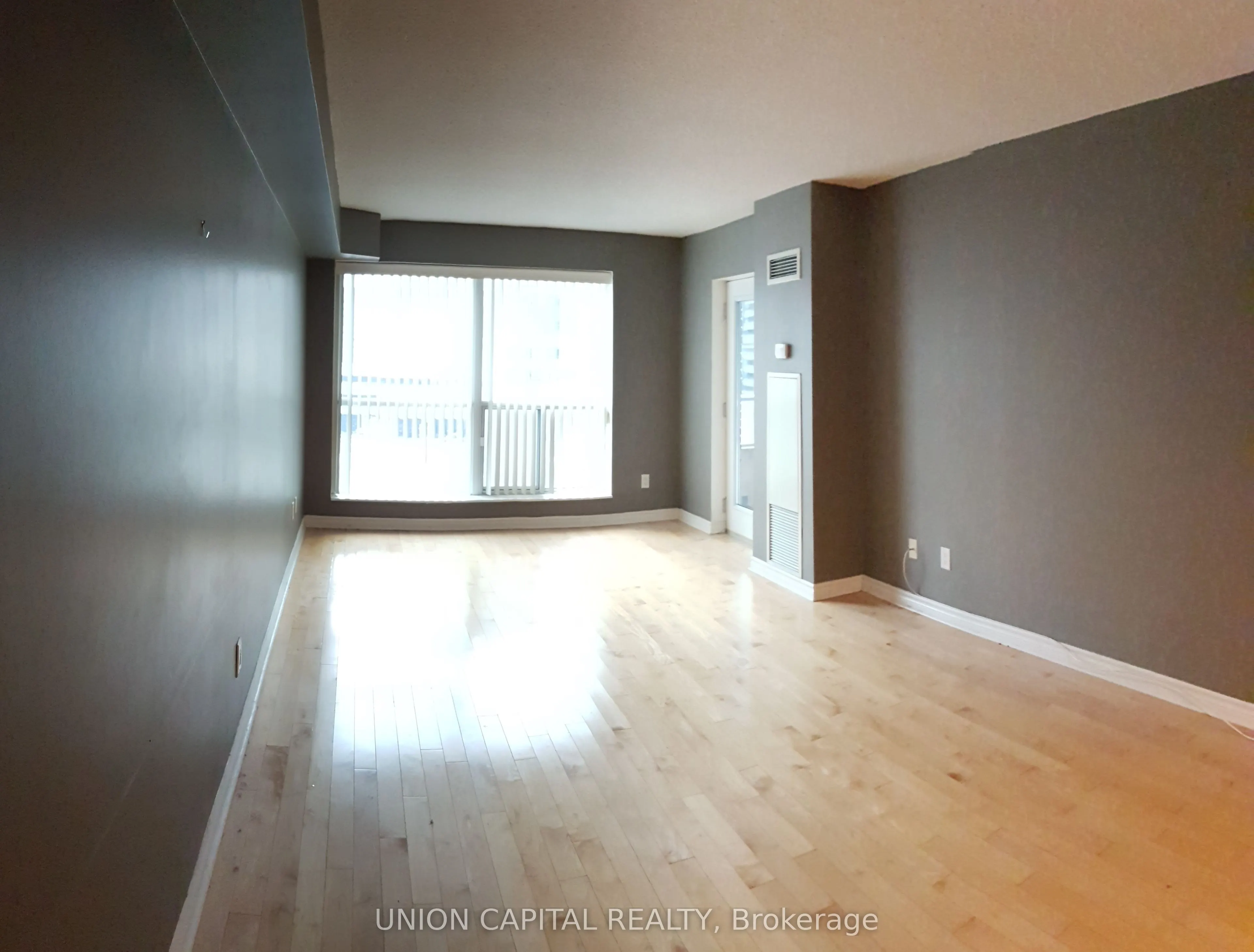 250 Wellington Street W, #837