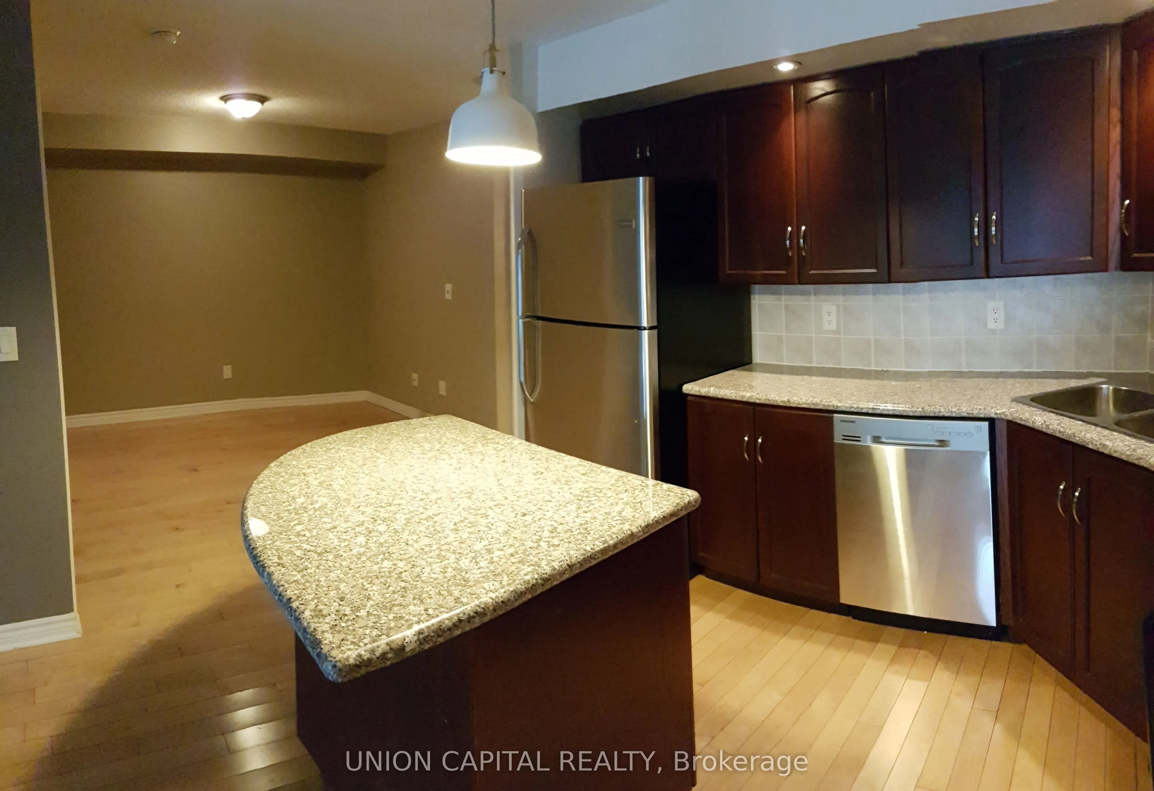 250 Wellington Street W, #837