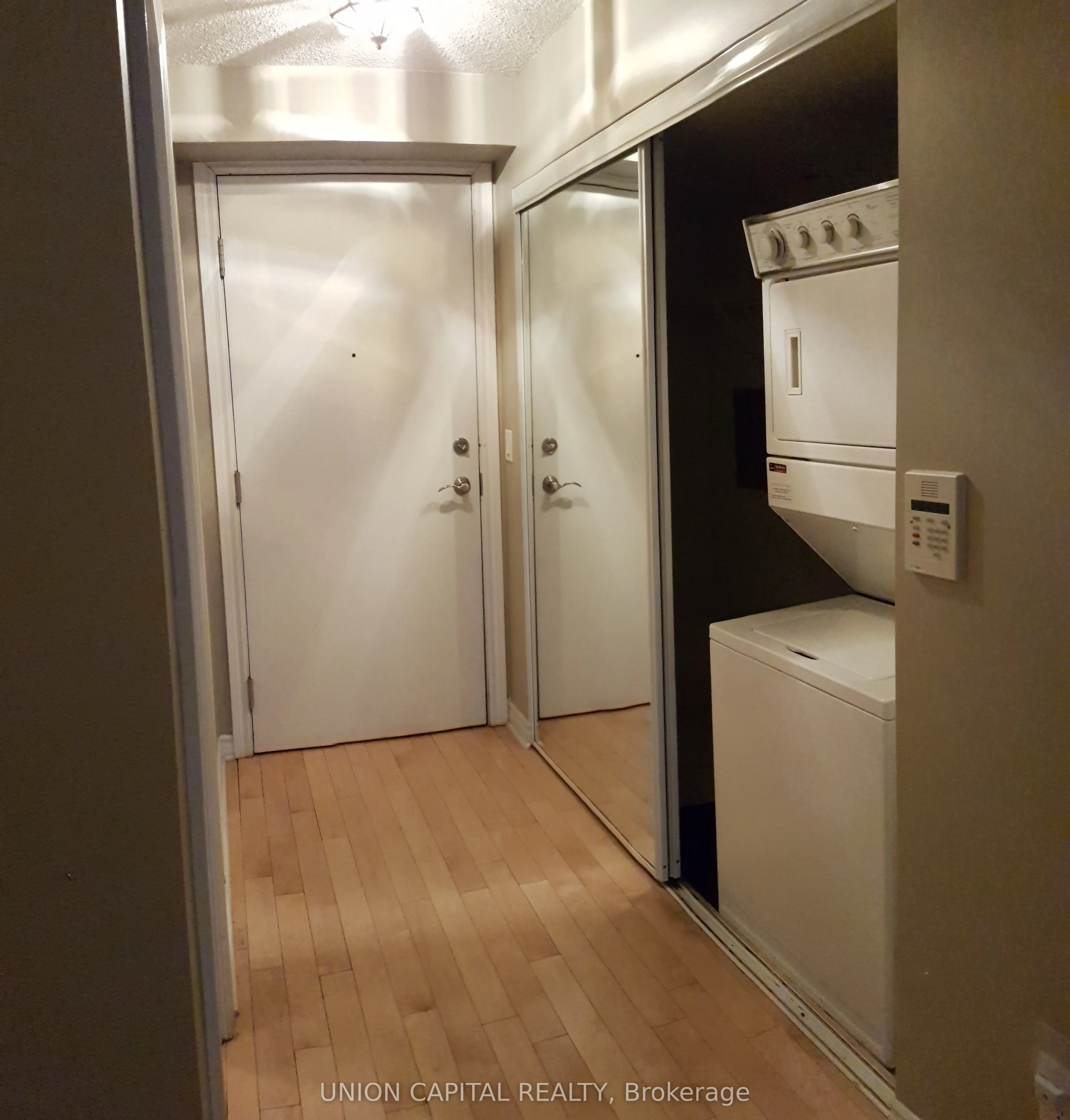 250 Wellington Street W, #837