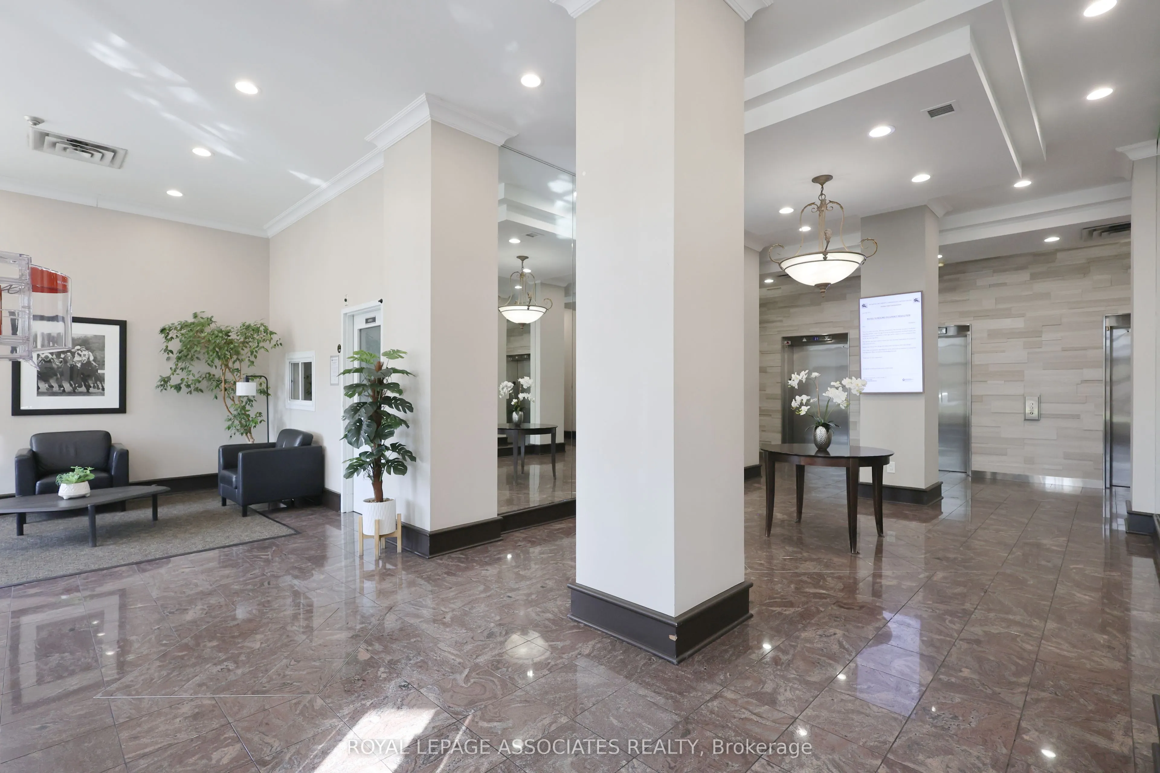 21 Overlea Boulevard, #208