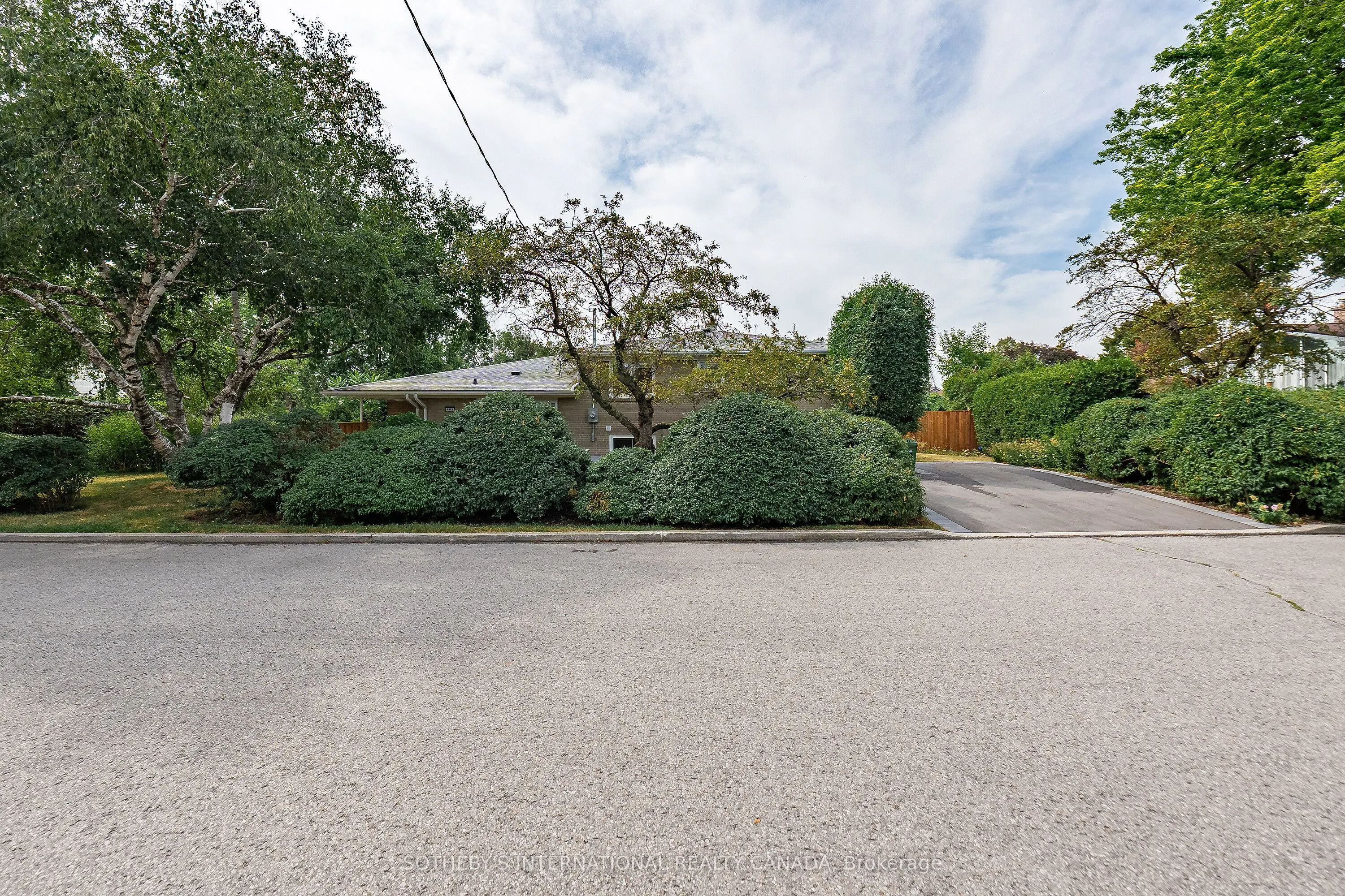 105 Baltray Crescent