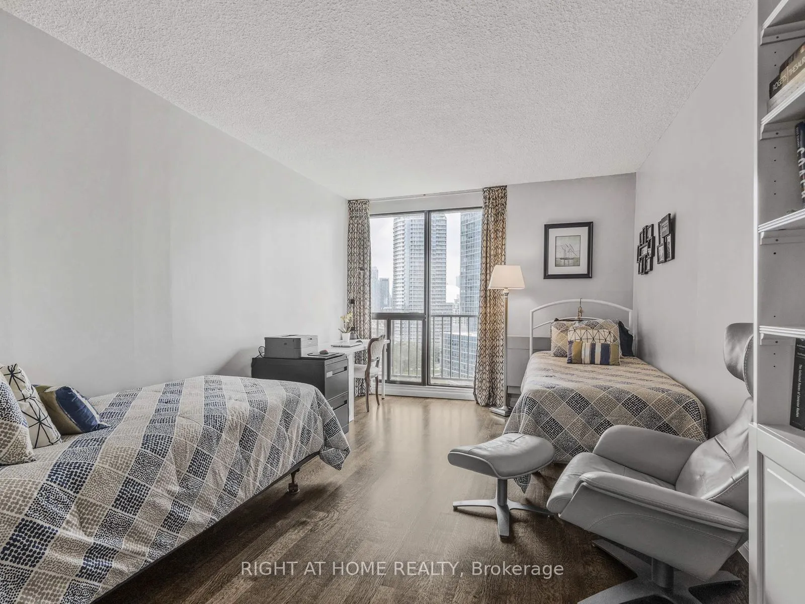 33 Harbour Square, #1624