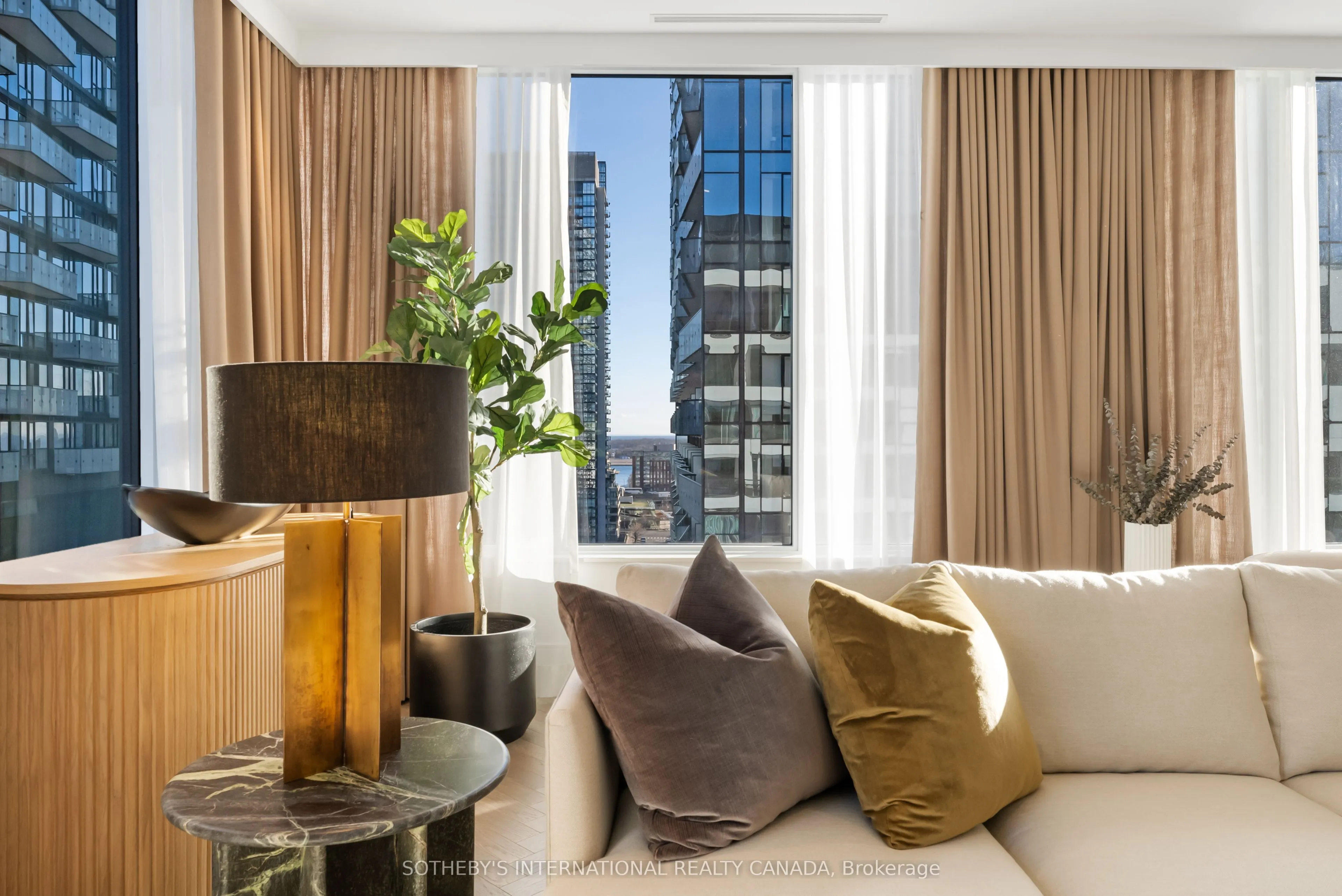 455 Wellington Street W, #1105