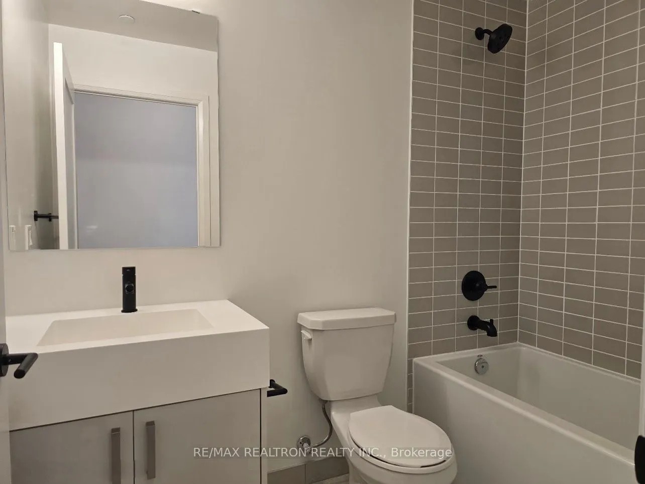 280 Dundas Street W, #2813