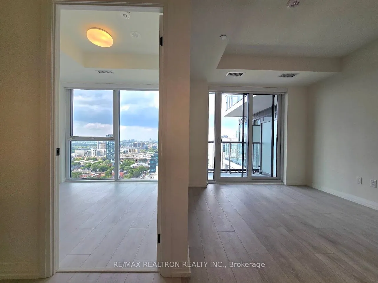 280 Dundas Street W, #2813